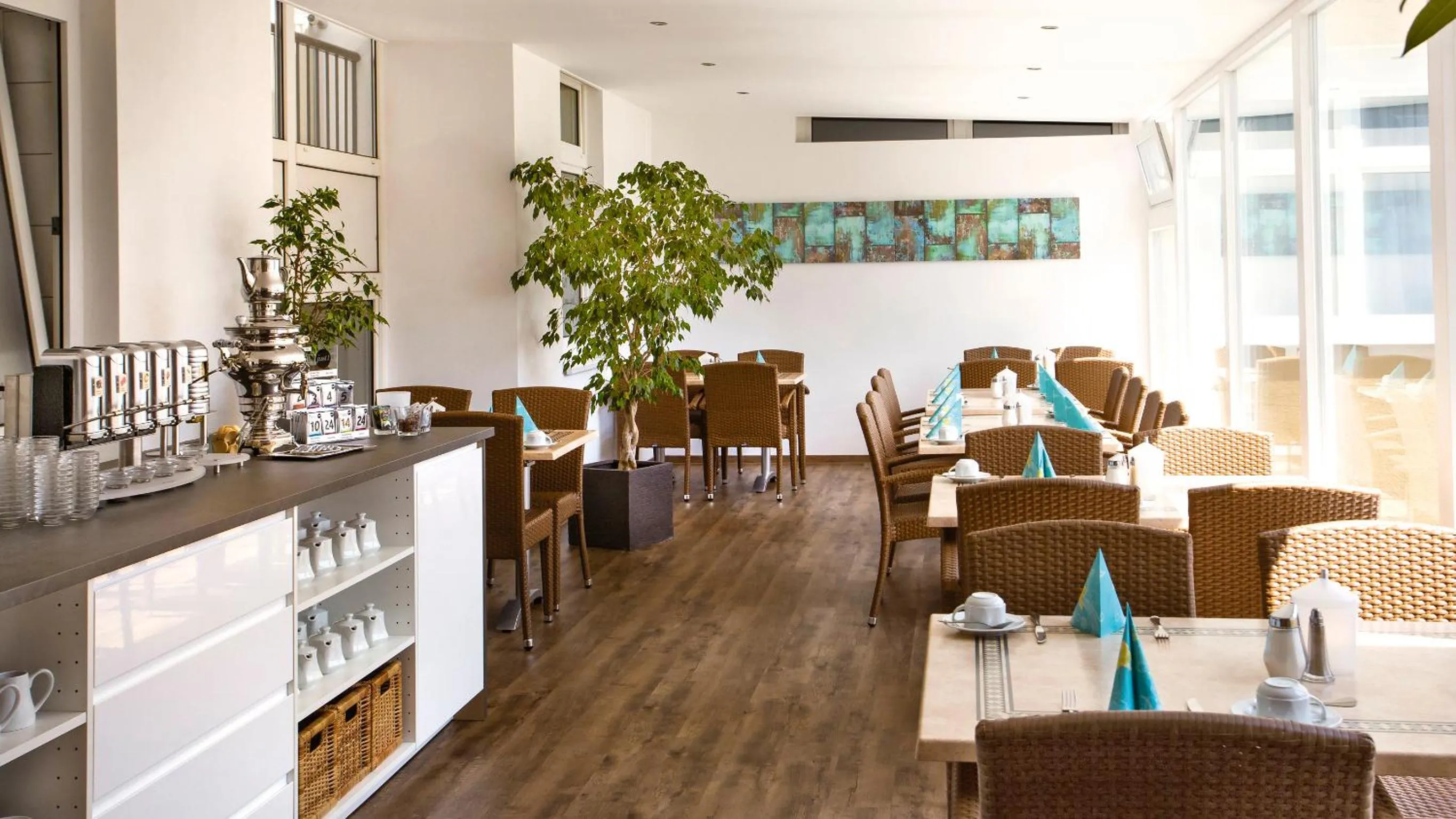 Restaurant/places to eat in Hotel Amerika