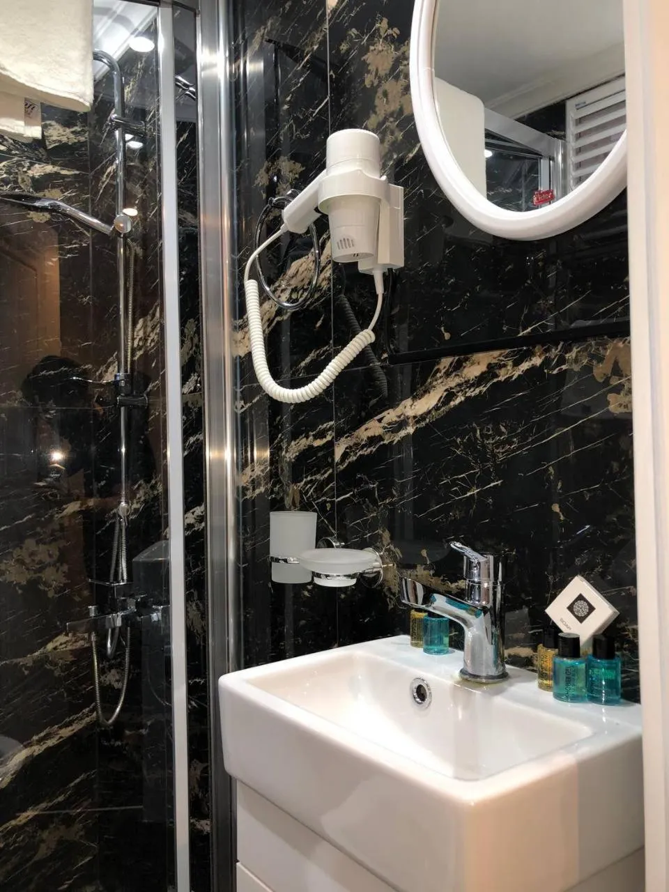 Shower in Diamond Pruva Hotel Sultan Ahmet