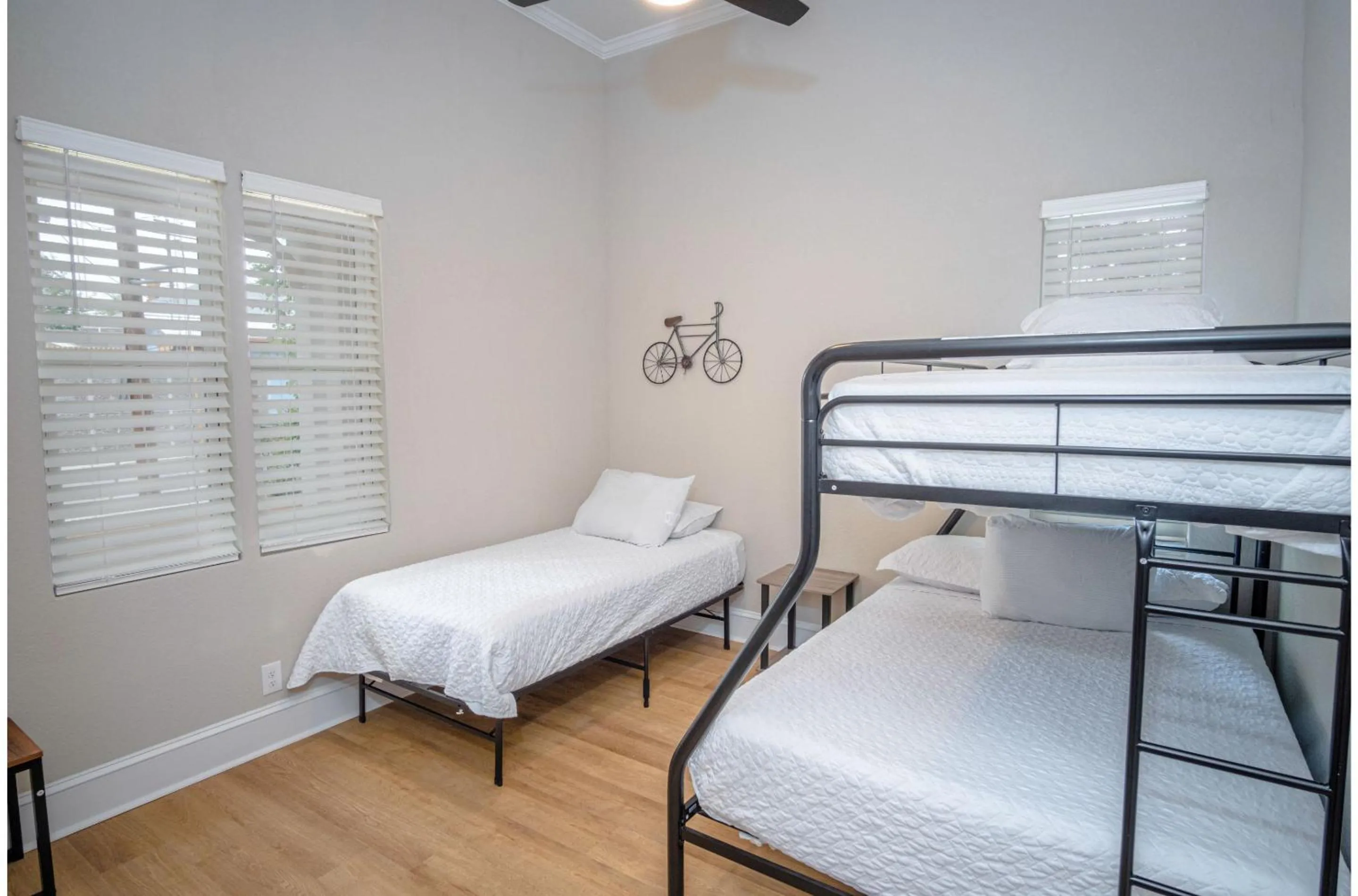 bunk bed in Brand New Remodeled 3BR2BA House Near Downtown