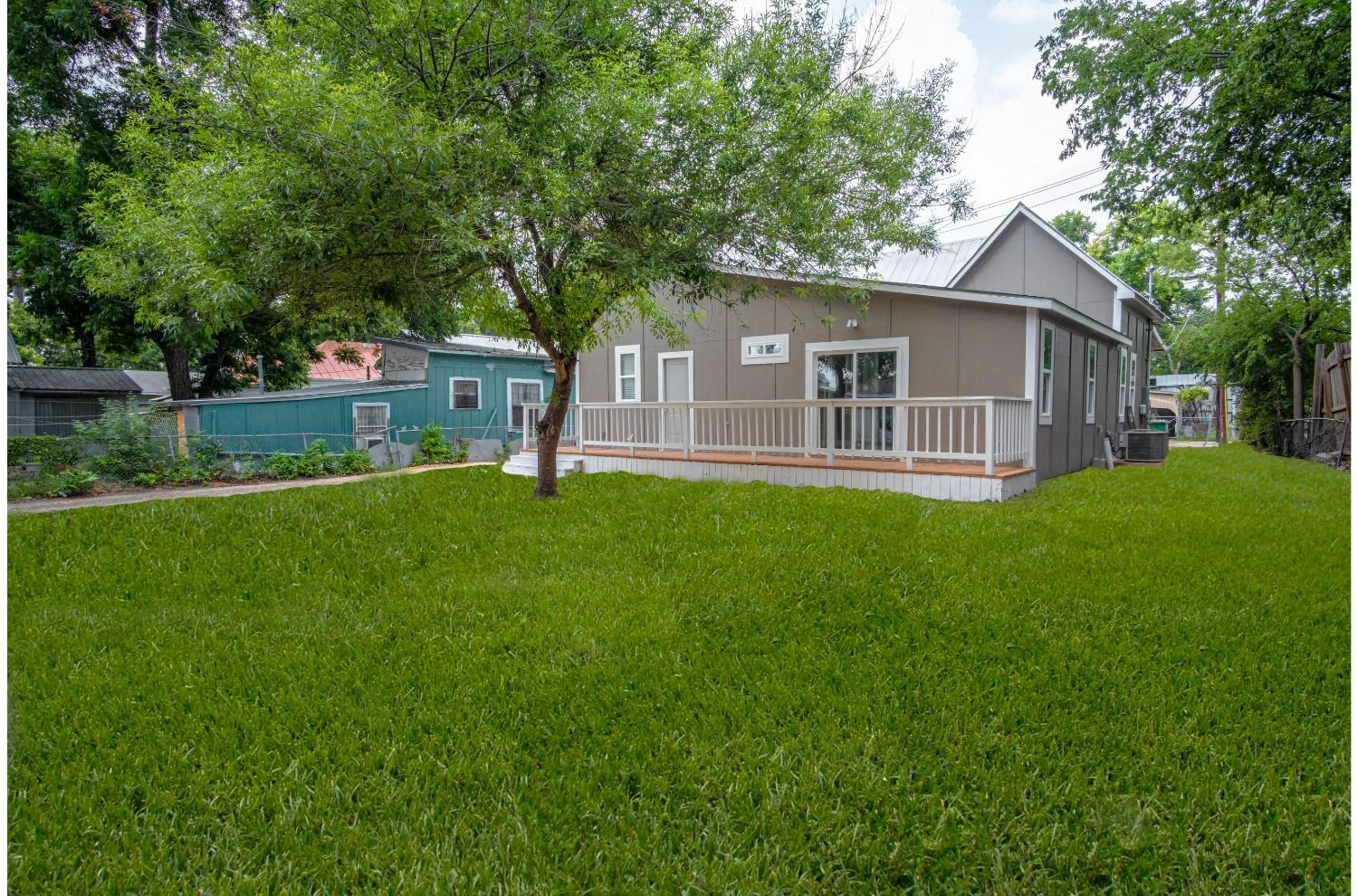 Property building in Brand New Remodeled 3BR2BA House Near Downtown