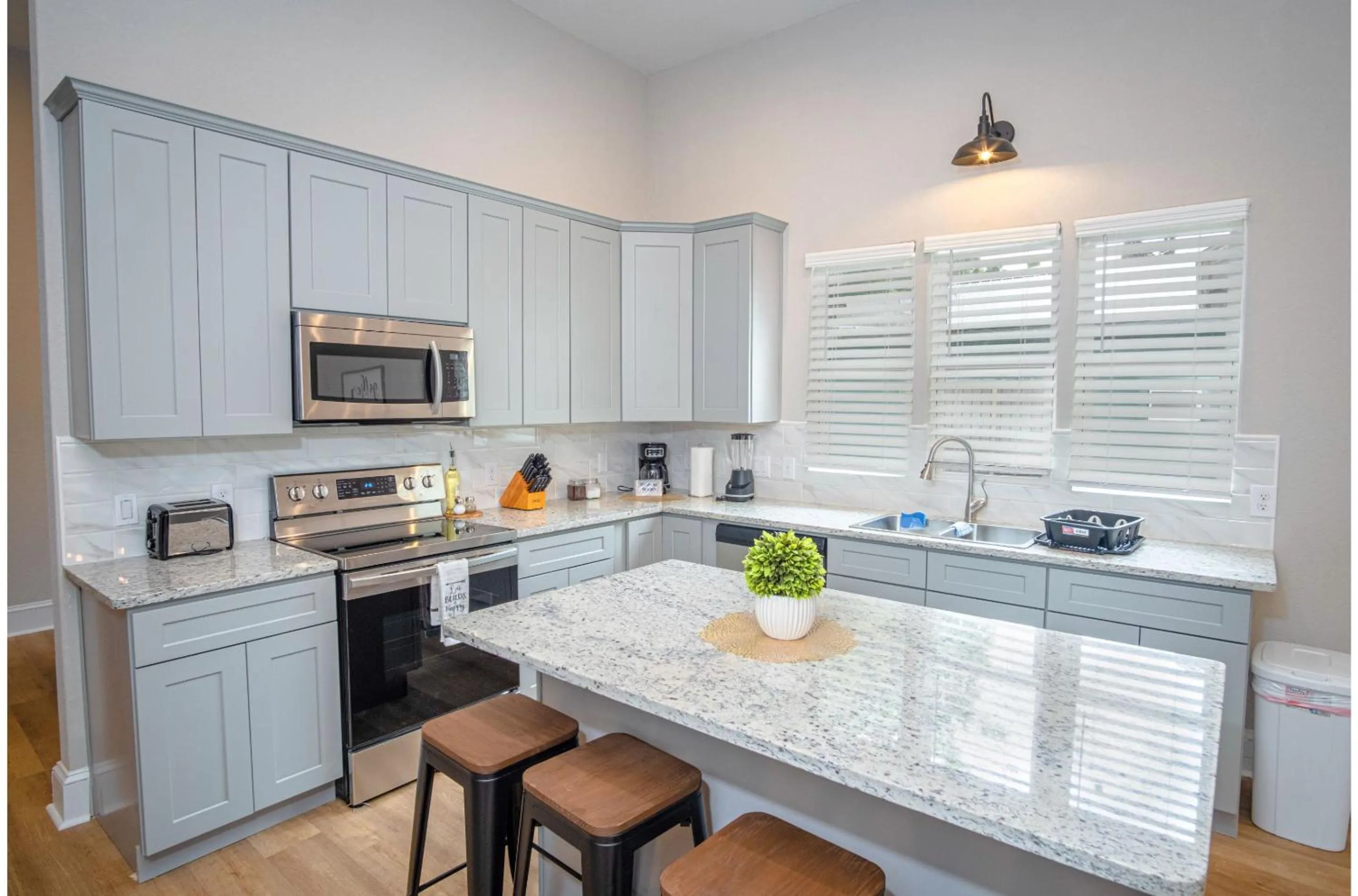 Kitchen or kitchenette in Brand New Remodeled 3BR2BA House Near Downtown