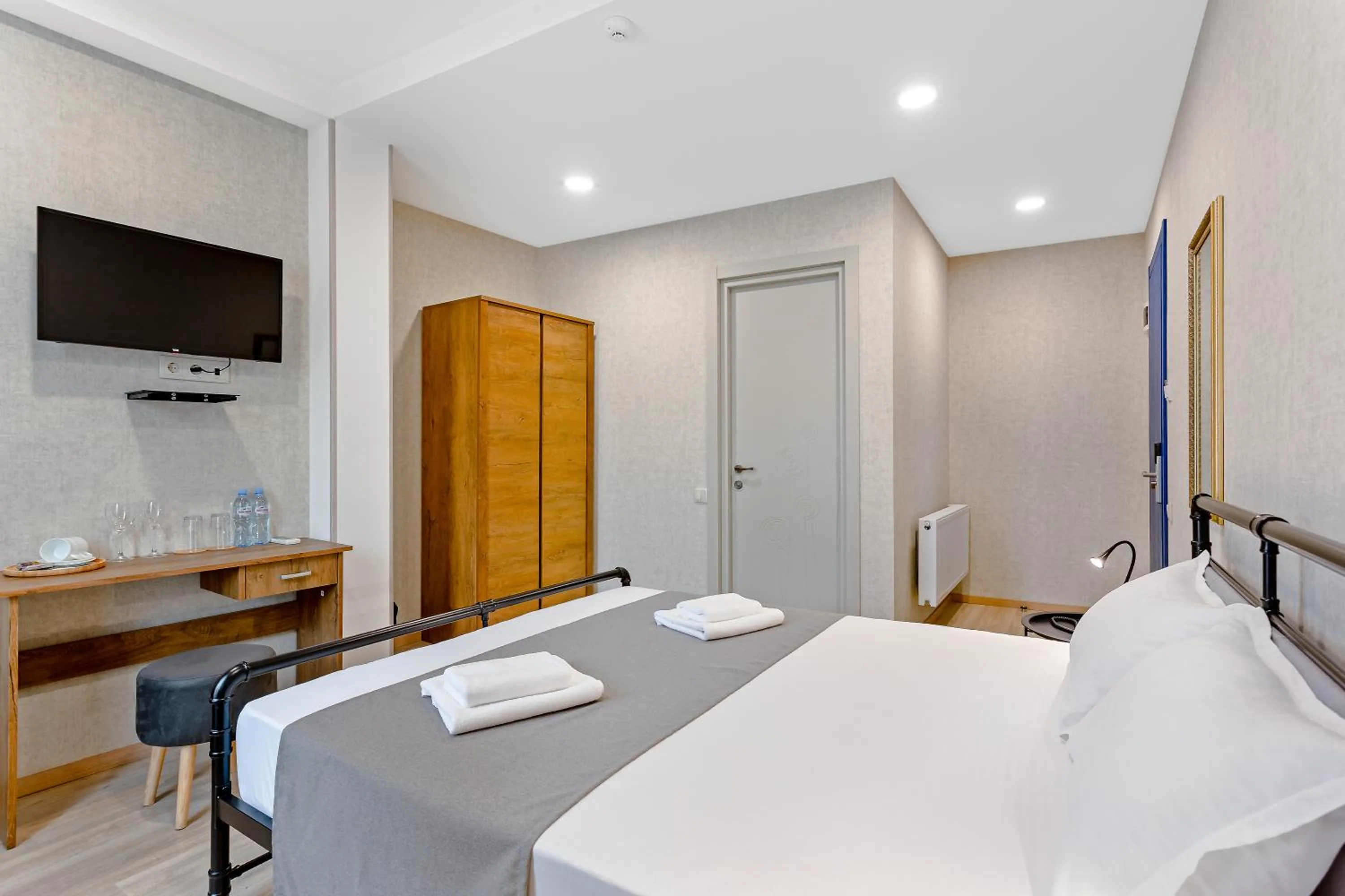 Bedroom, Bed in Monument1880