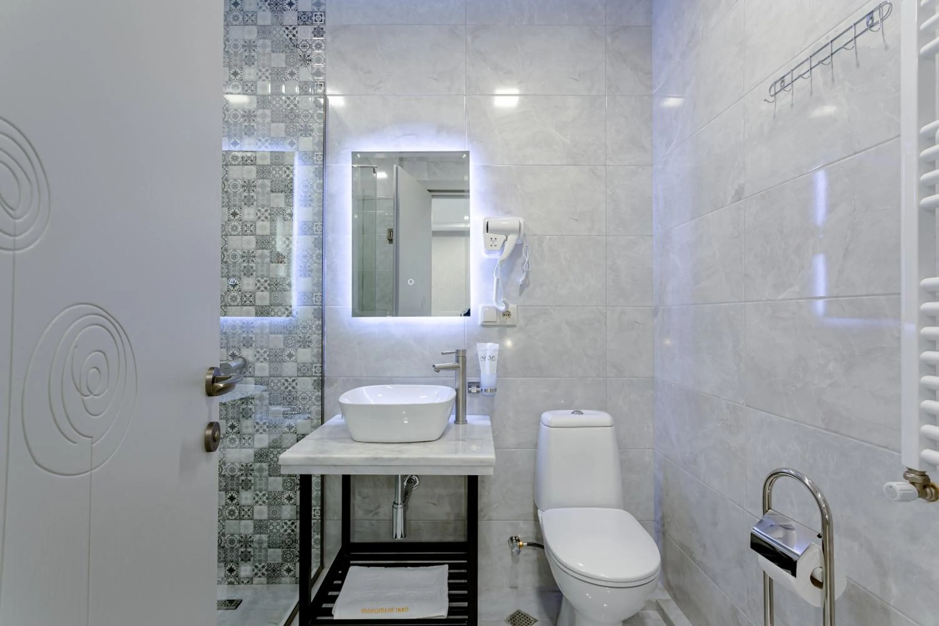 Shower in Monument1880