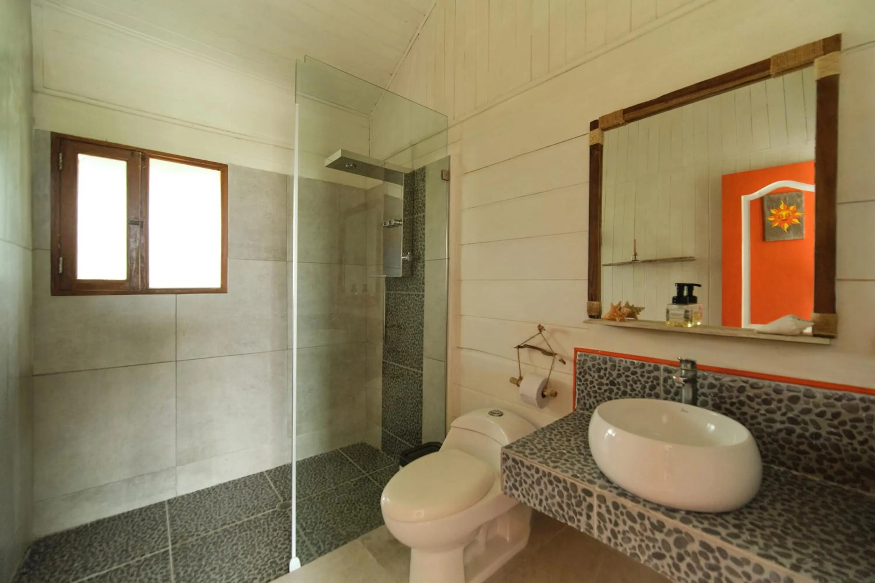 Shower in El Embrujo Tintipan