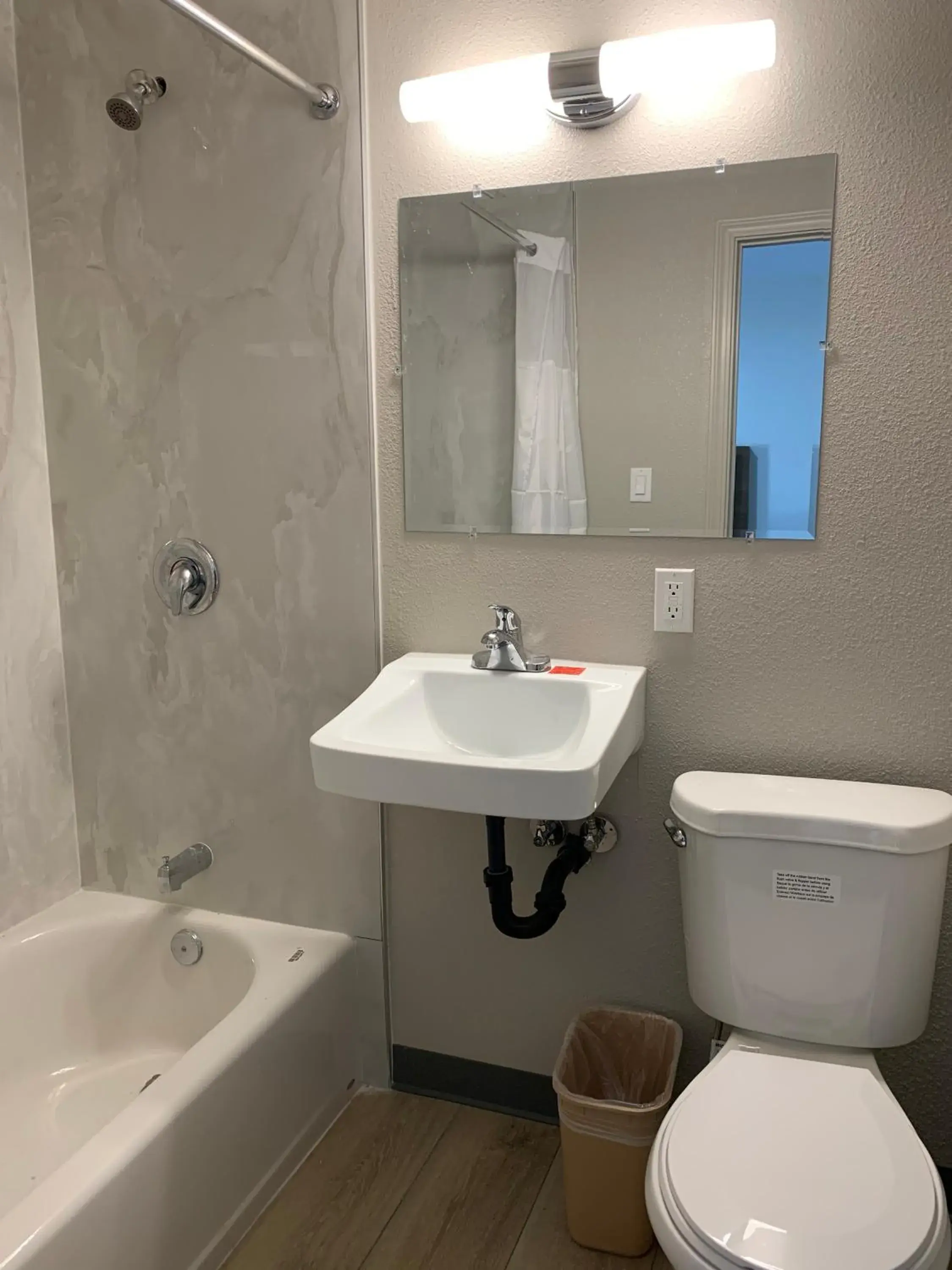 Bathroom in Big 7 Motel