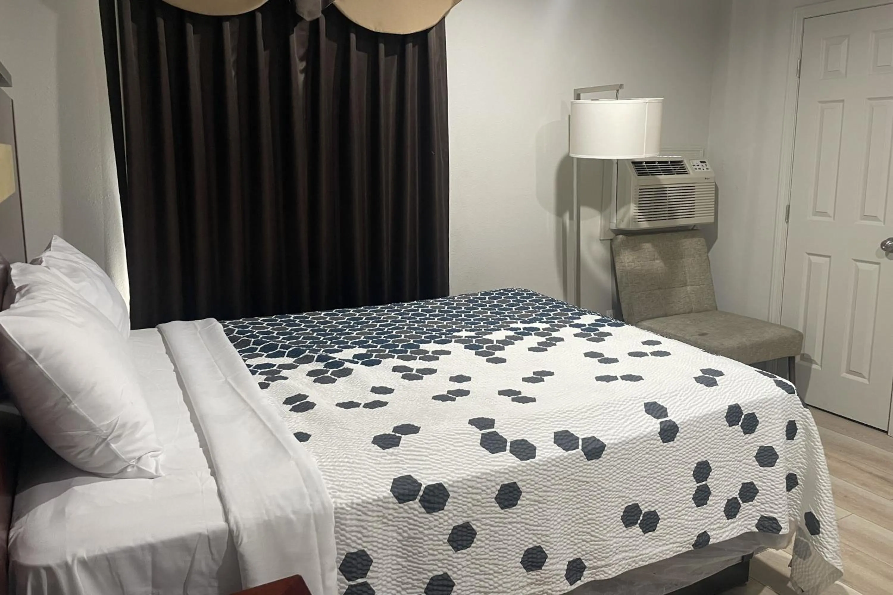 Bedroom, Bed in Big 7 Motel Chula Vista I-5