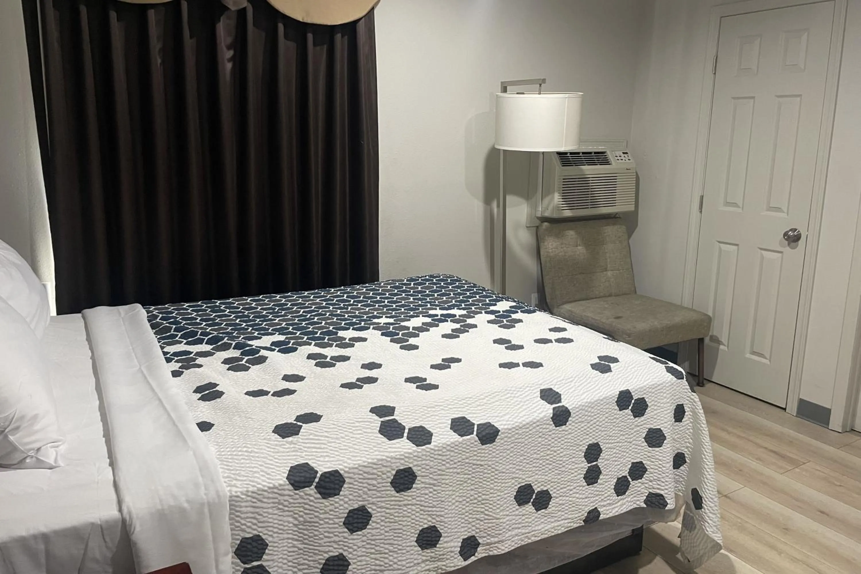 Bedroom, Bed in Big 7 Motel Chula Vista I-5