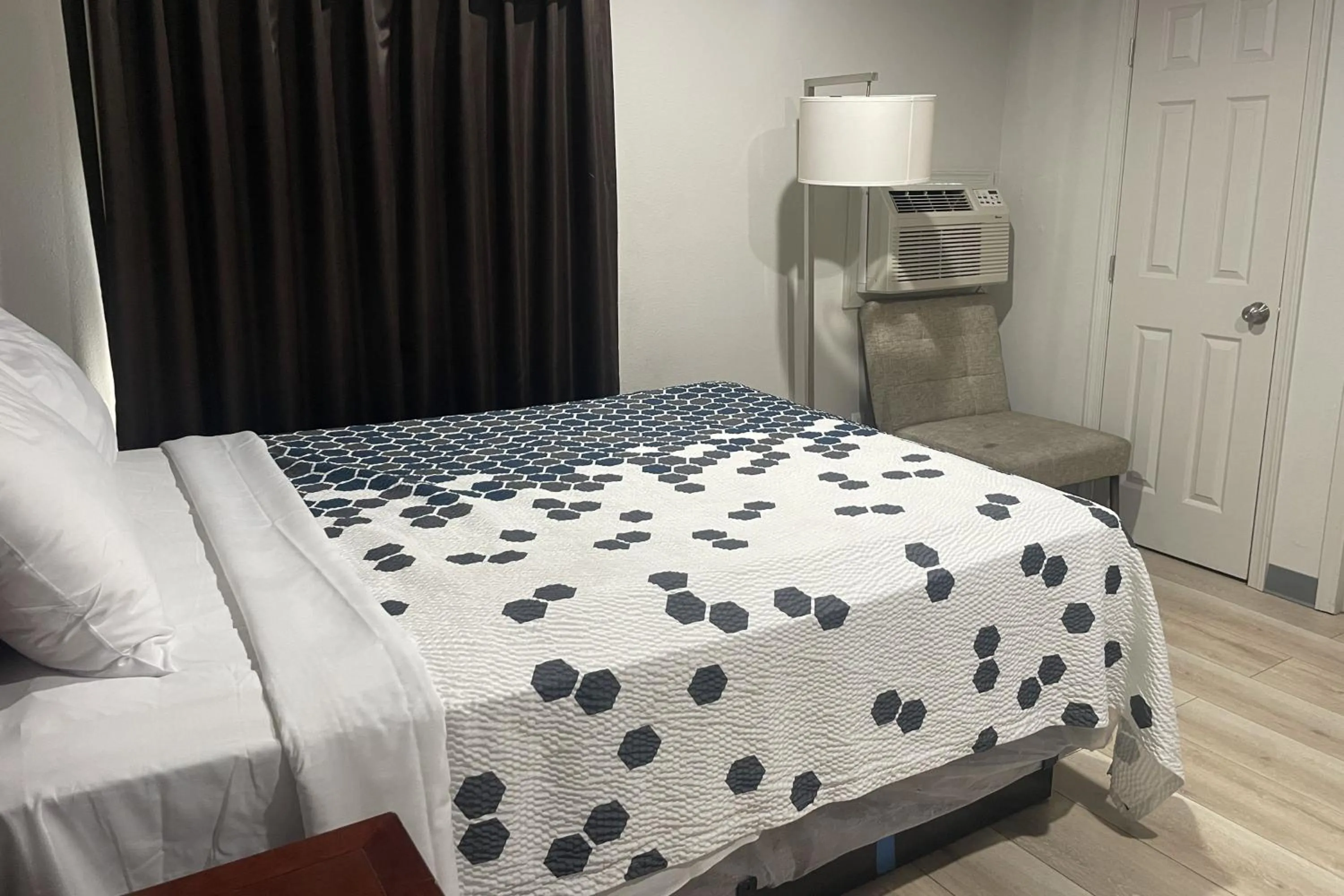 Bedroom, Bed in Big 7 Motel Chula Vista I-5