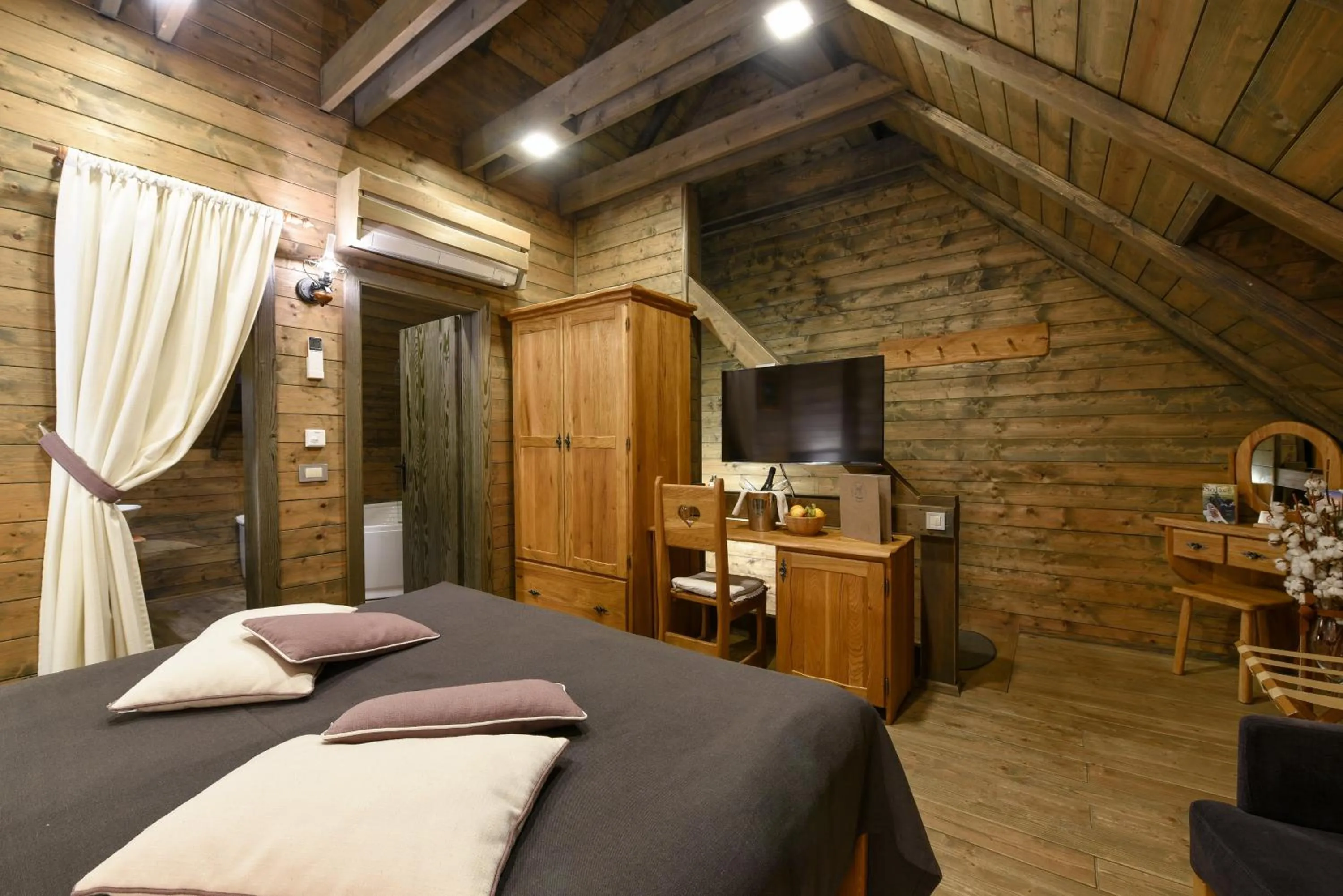 Bed in Lakeside Hotel Plitvice