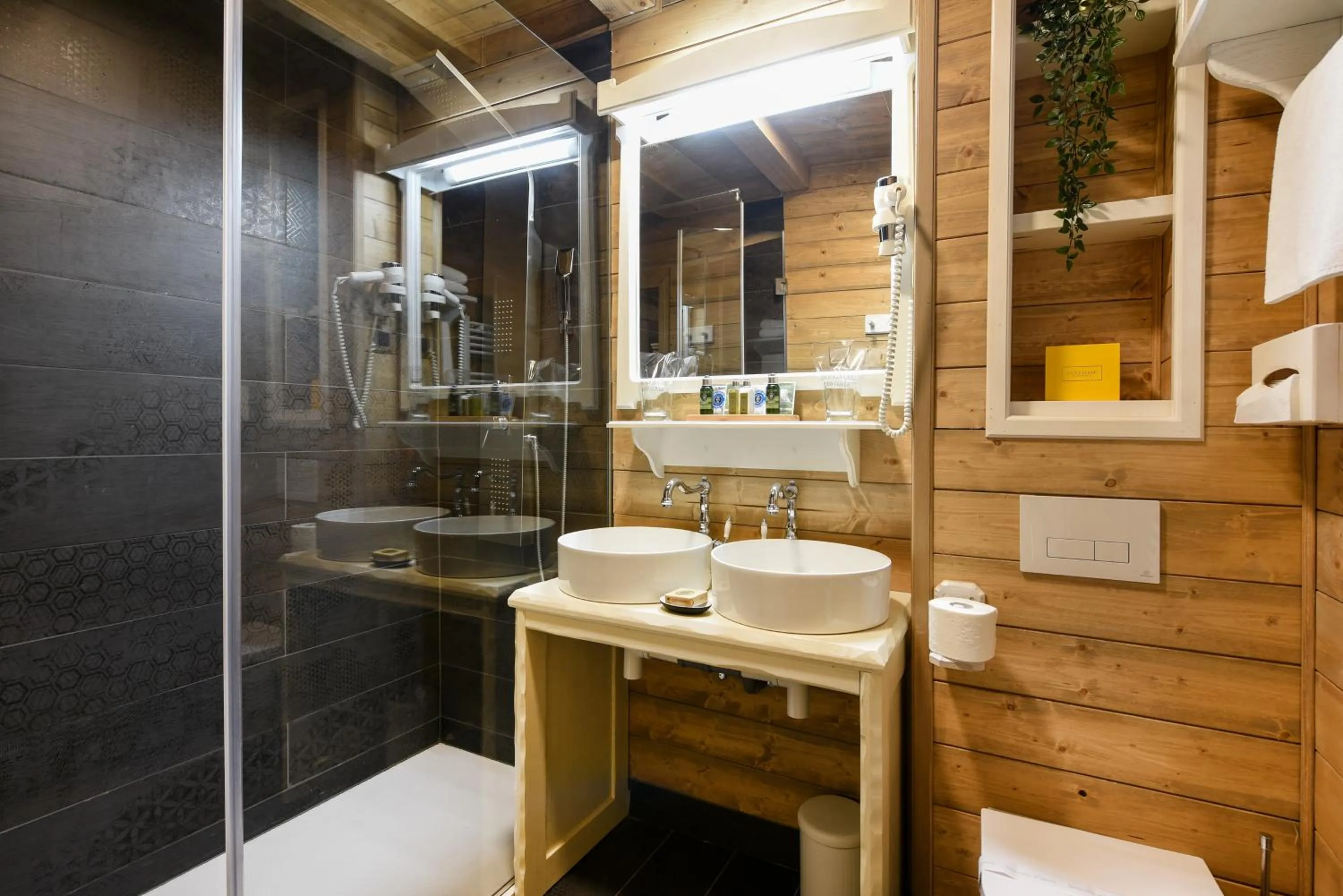 Shower in Lakeside Hotel Plitvice