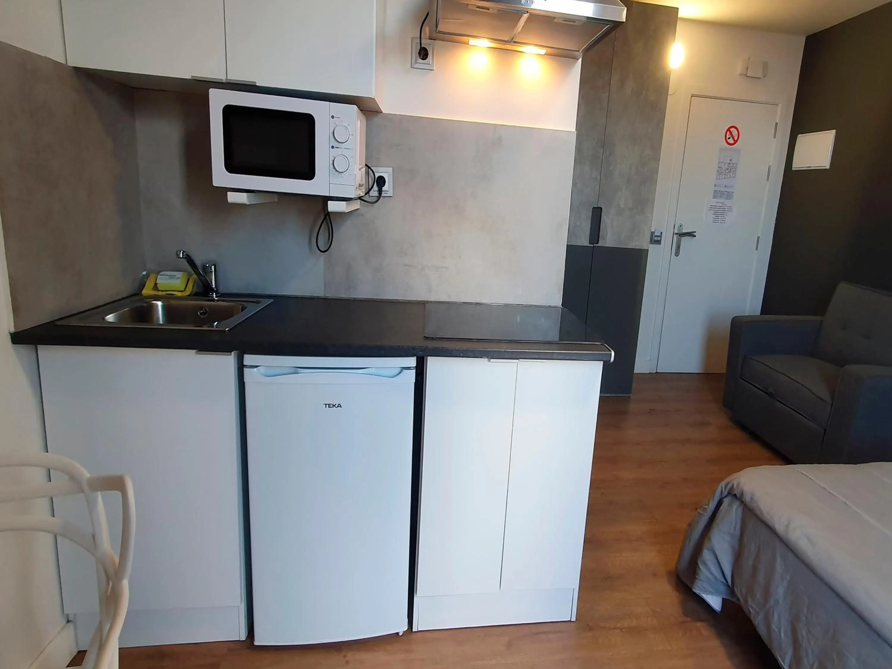 Kitchen or kitchenette in Apartamentos Santander Maliaño Suites 3000