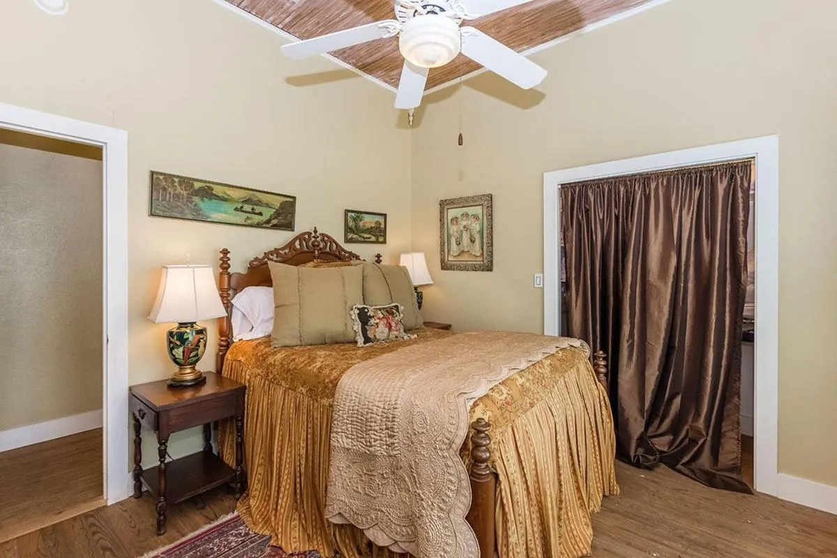 Bed in Fischer Farmhouse