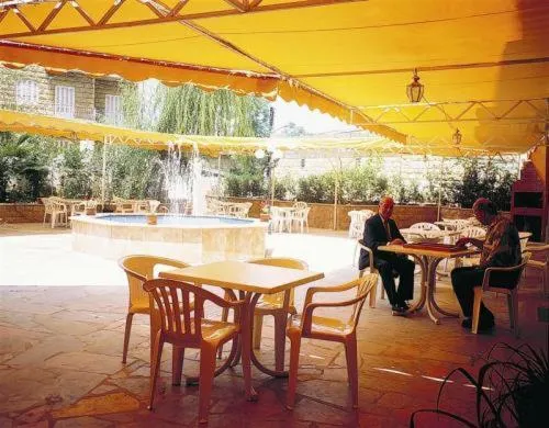 Restaurant/places to eat in Le Crillon