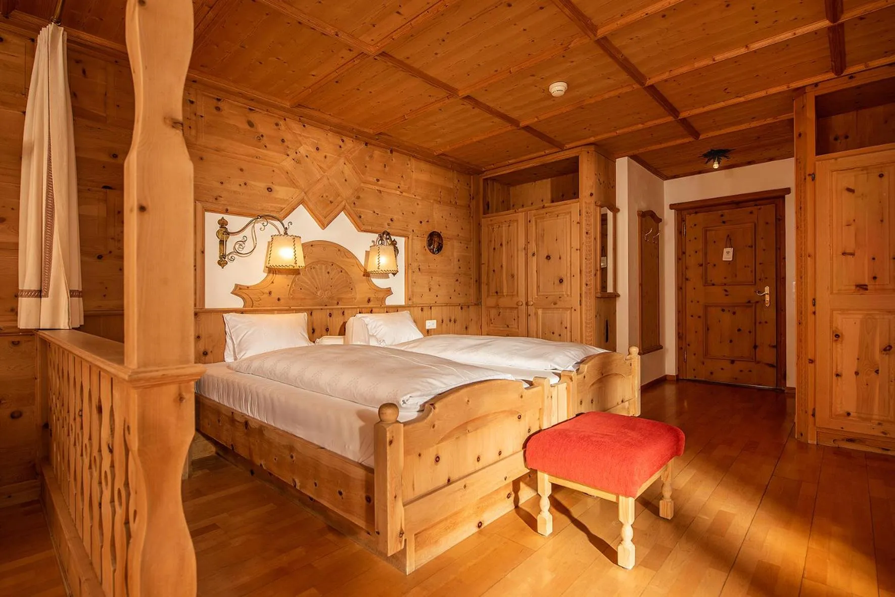 Photo of the whole room, Bed in Relais & Châteaux Schlosshotel Chastè - Scuol Tarasp
