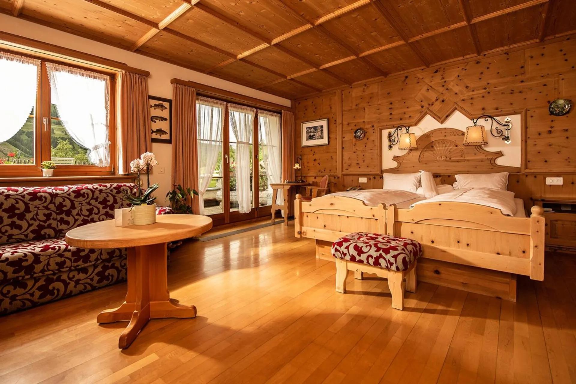 Photo of the whole room, Bed in Relais & Châteaux Schlosshotel Chastè - Scuol Tarasp