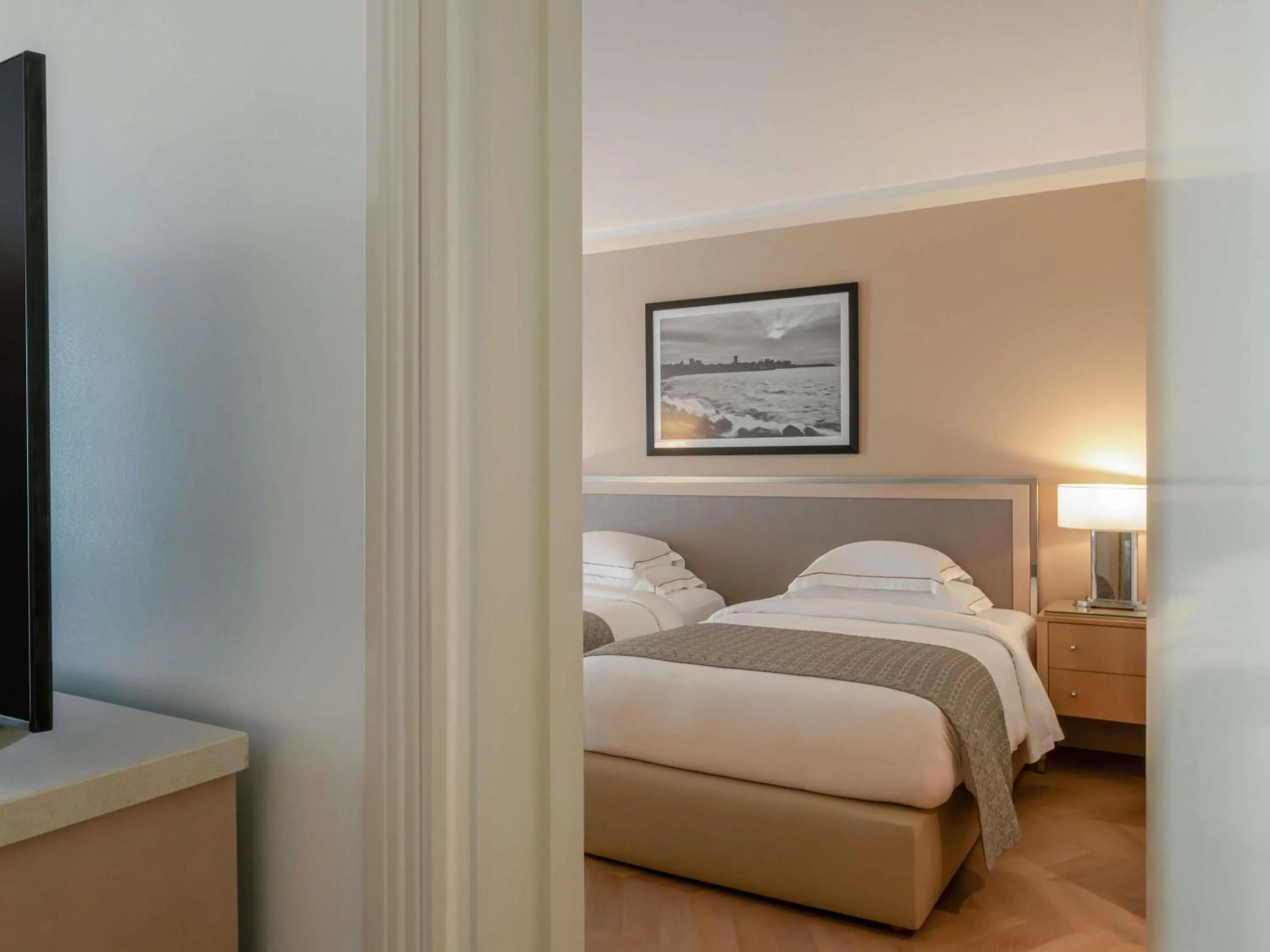Bedroom, Bed in Mövenpick Hotel Beirut
