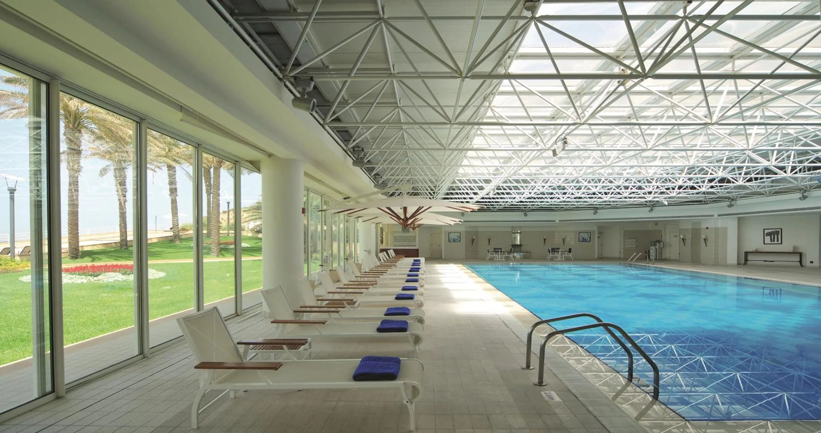 Swimming pool in Mövenpick Hotel Beirut