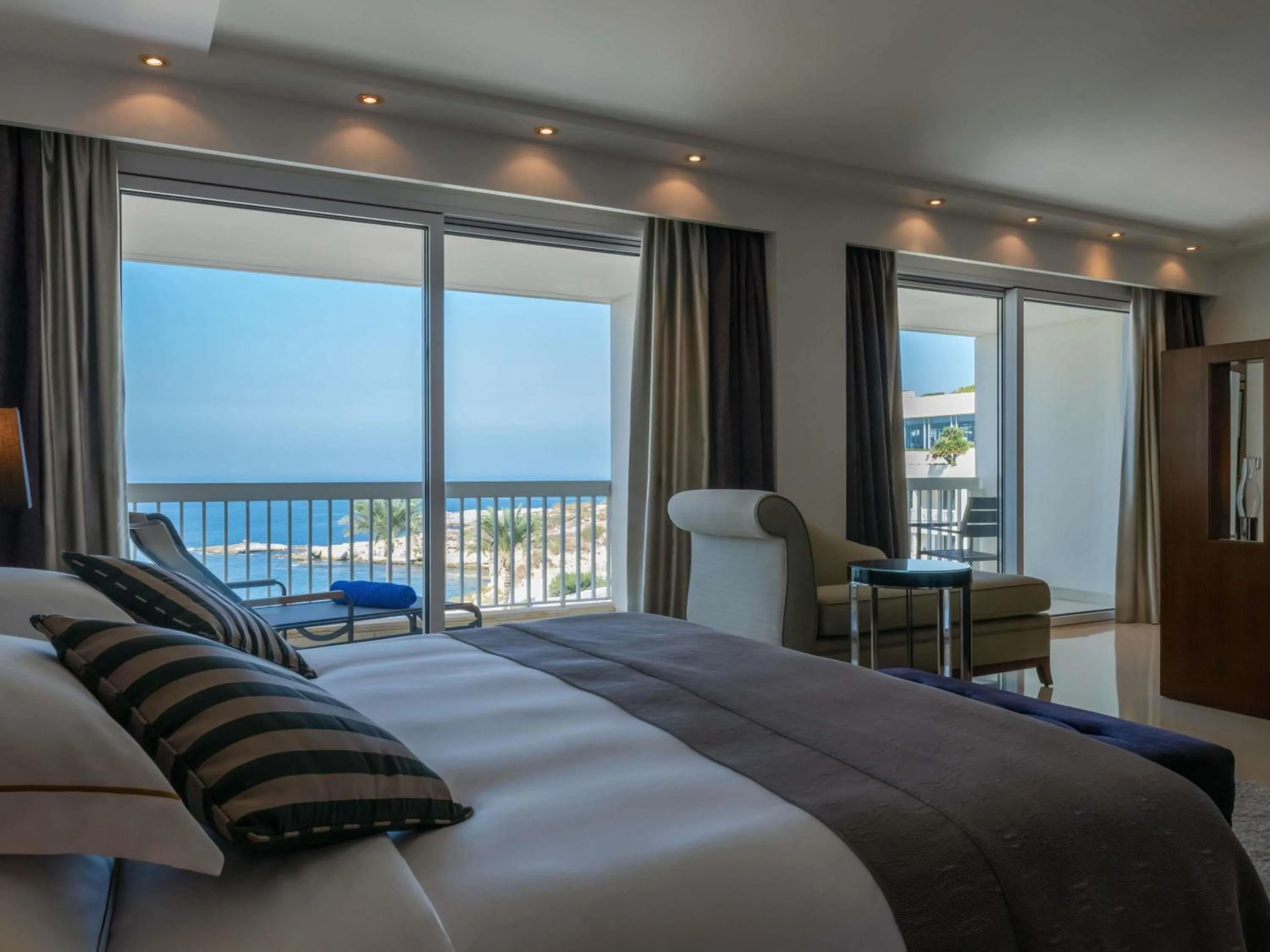 Bedroom, Bed in Mövenpick Hotel Beirut