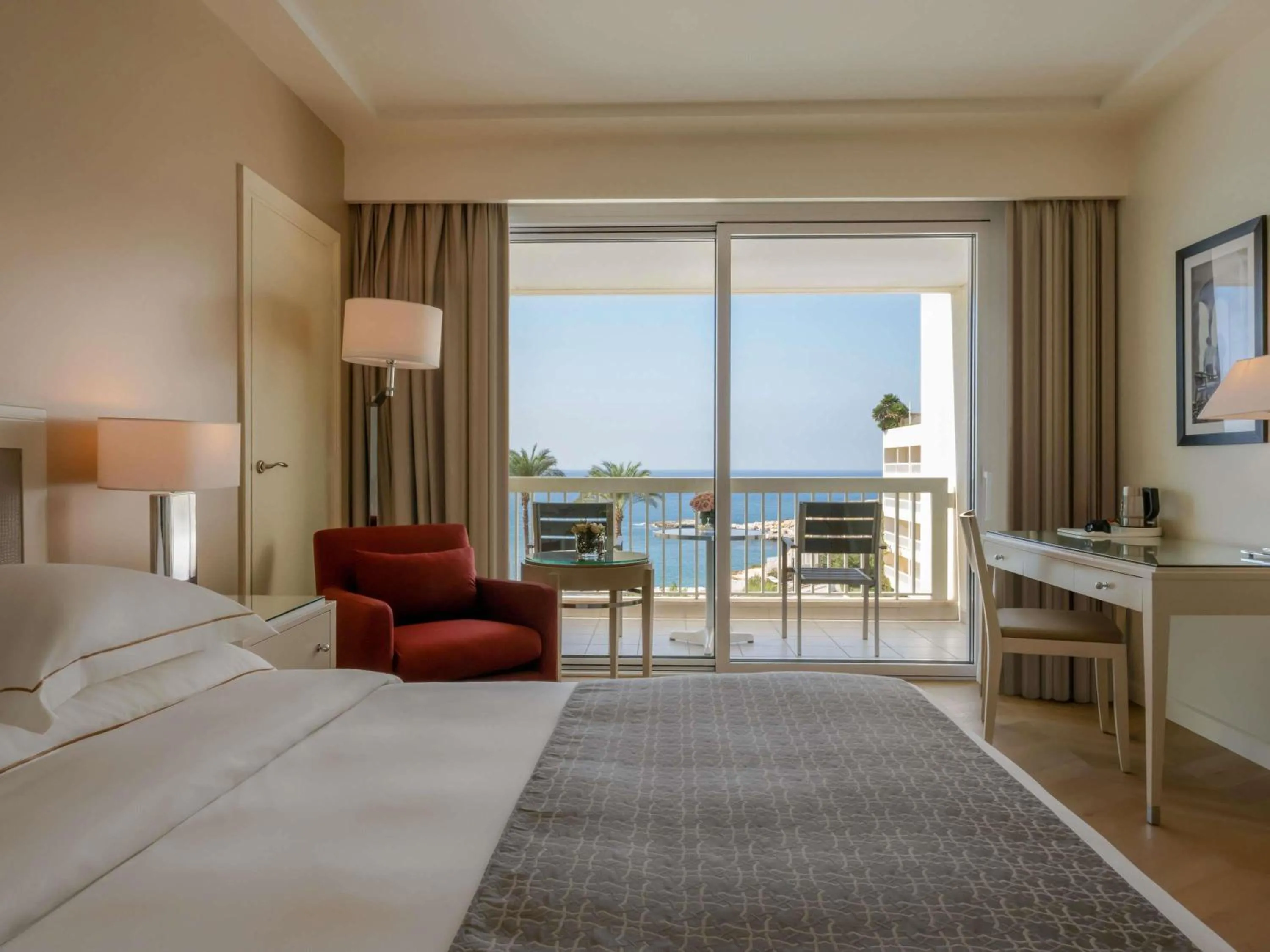 Bedroom, Bed in Mövenpick Hotel Beirut