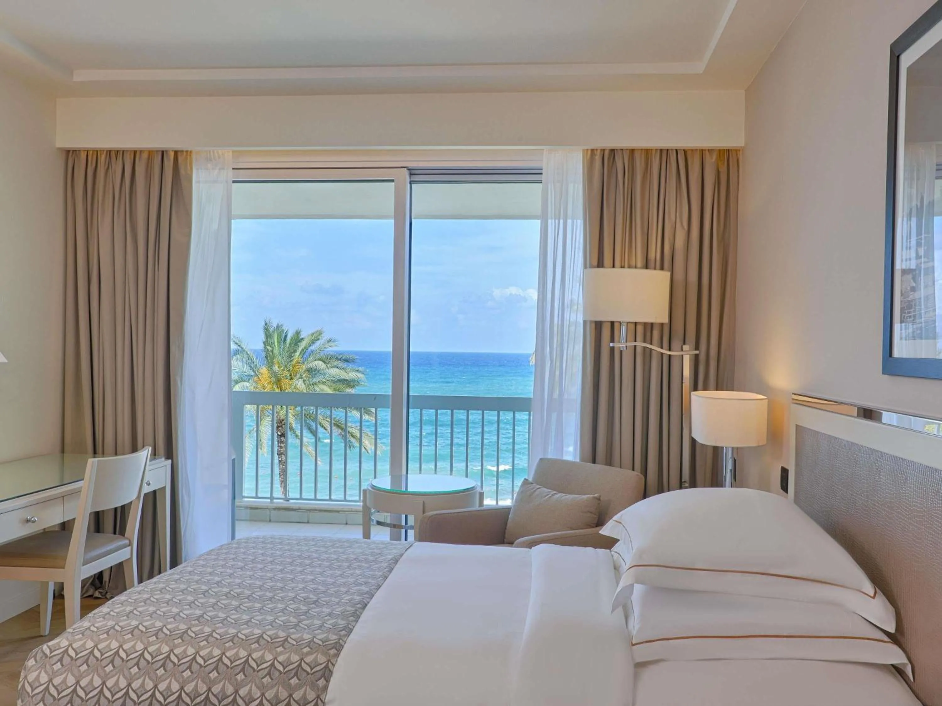 Bedroom, Bed in Mövenpick Hotel Beirut