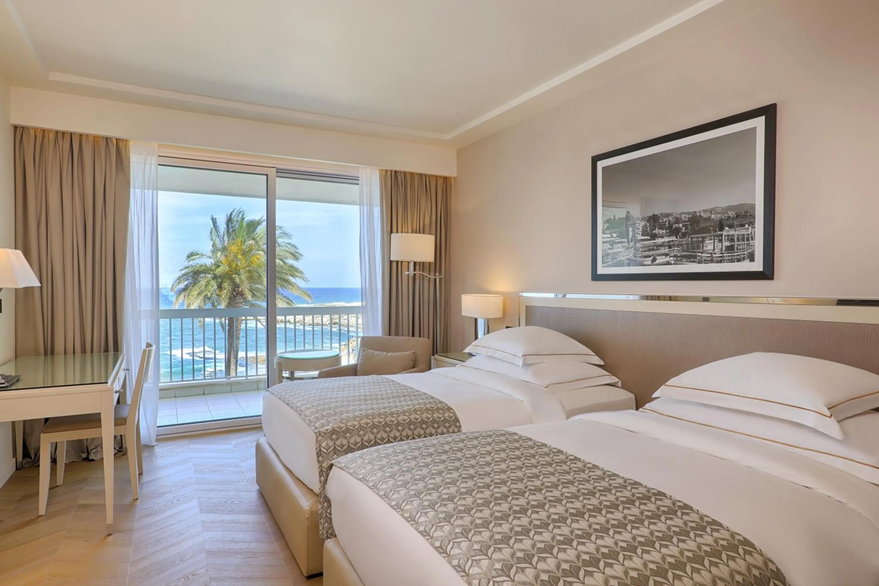 Bedroom, Bed in Mövenpick Hotel Beirut