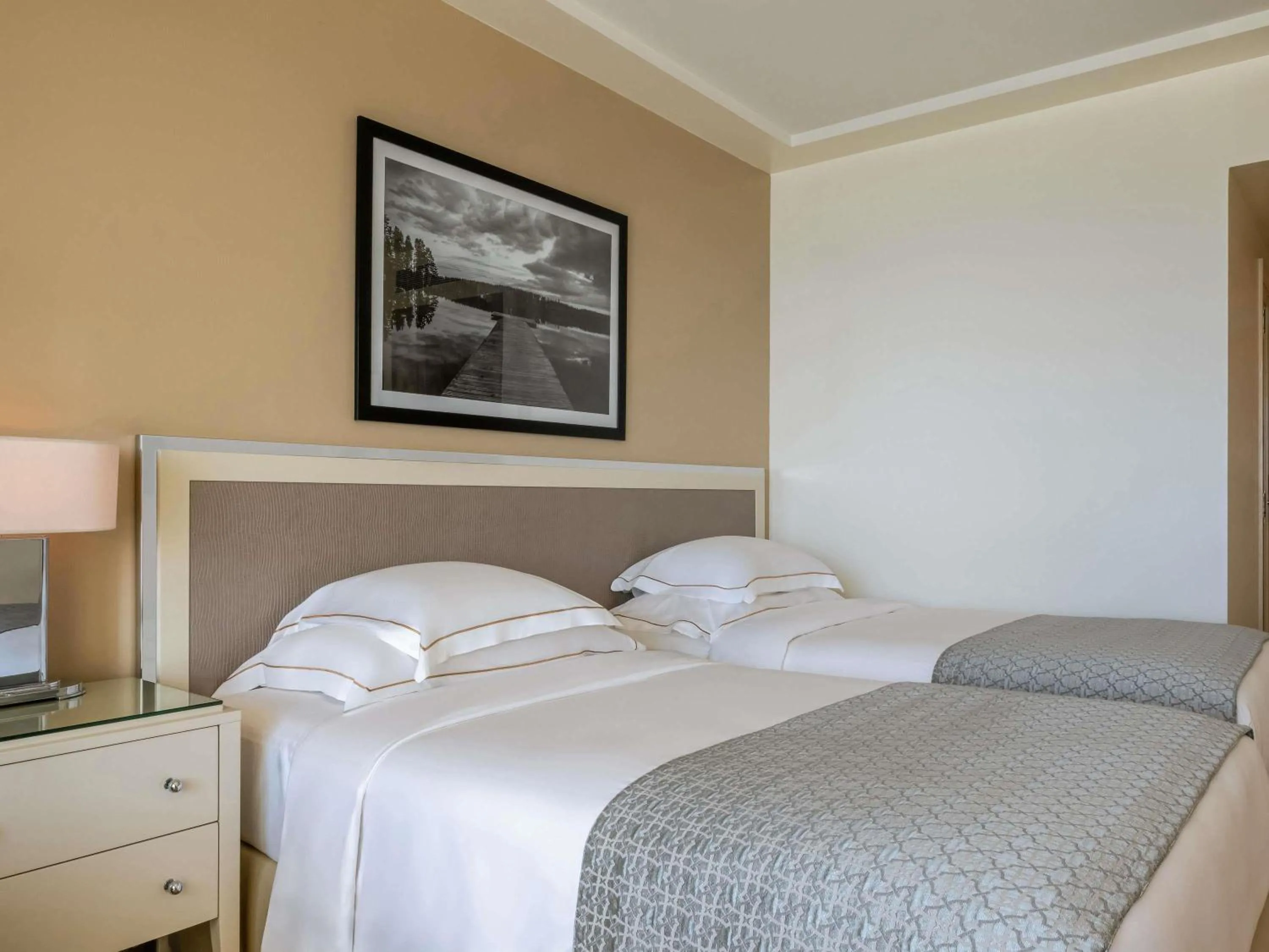 Bedroom, Bed in Mövenpick Hotel Beirut