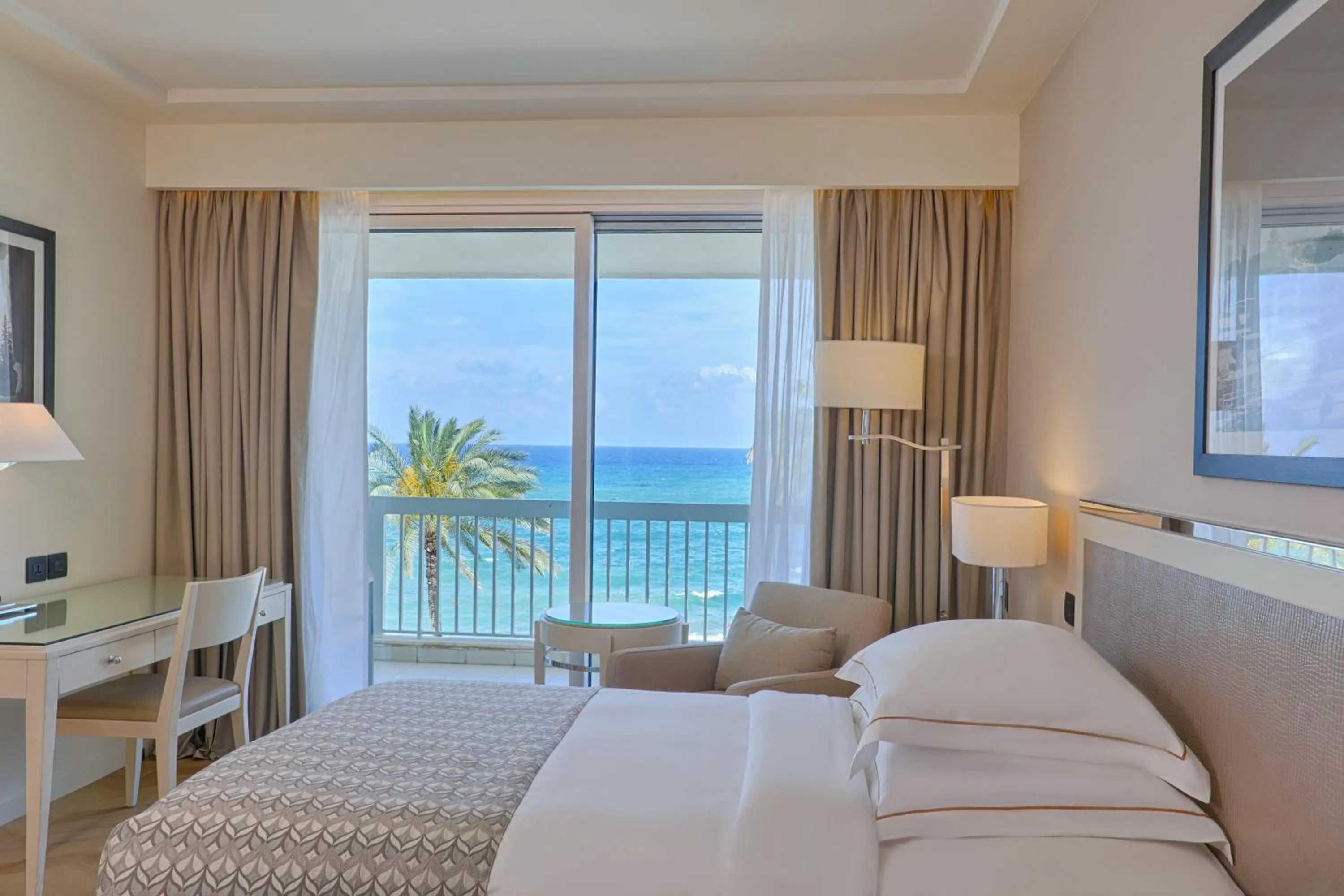 Bedroom, Bed in Mövenpick Hotel Beirut