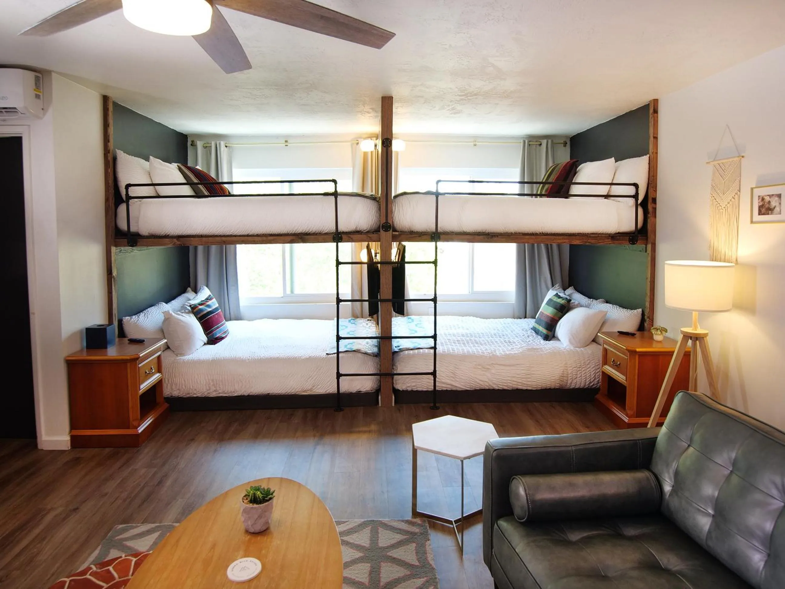 bunk bed, Bed in Sierra Blue Hotel & Swim Club