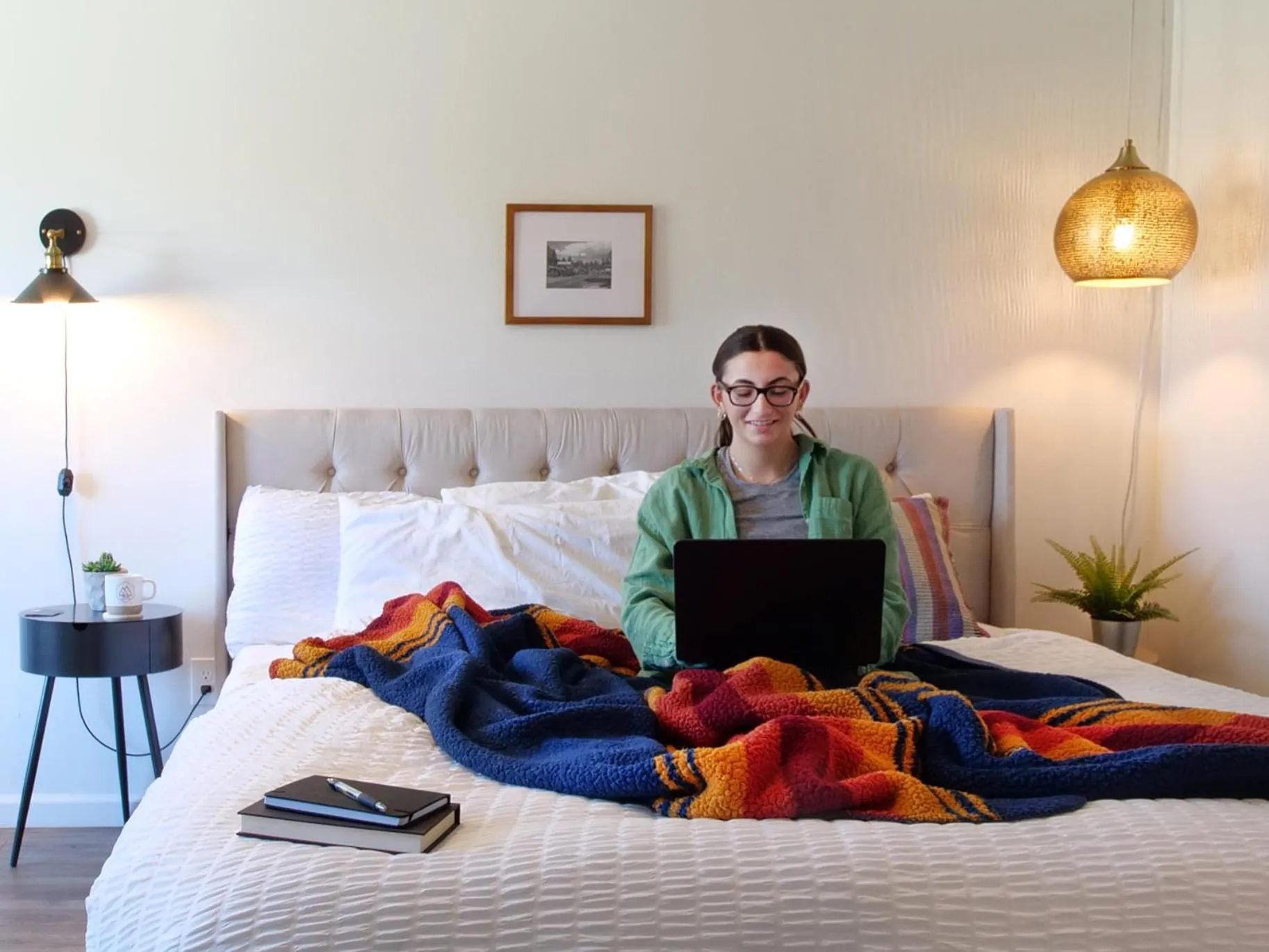 People, Bed in Sierra Blue Hotel & Swim Club