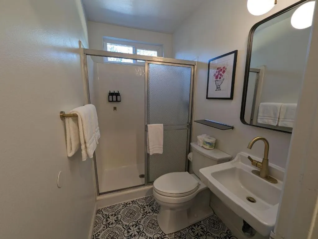 Shower in Sierra Blue Hotel & Swim Club