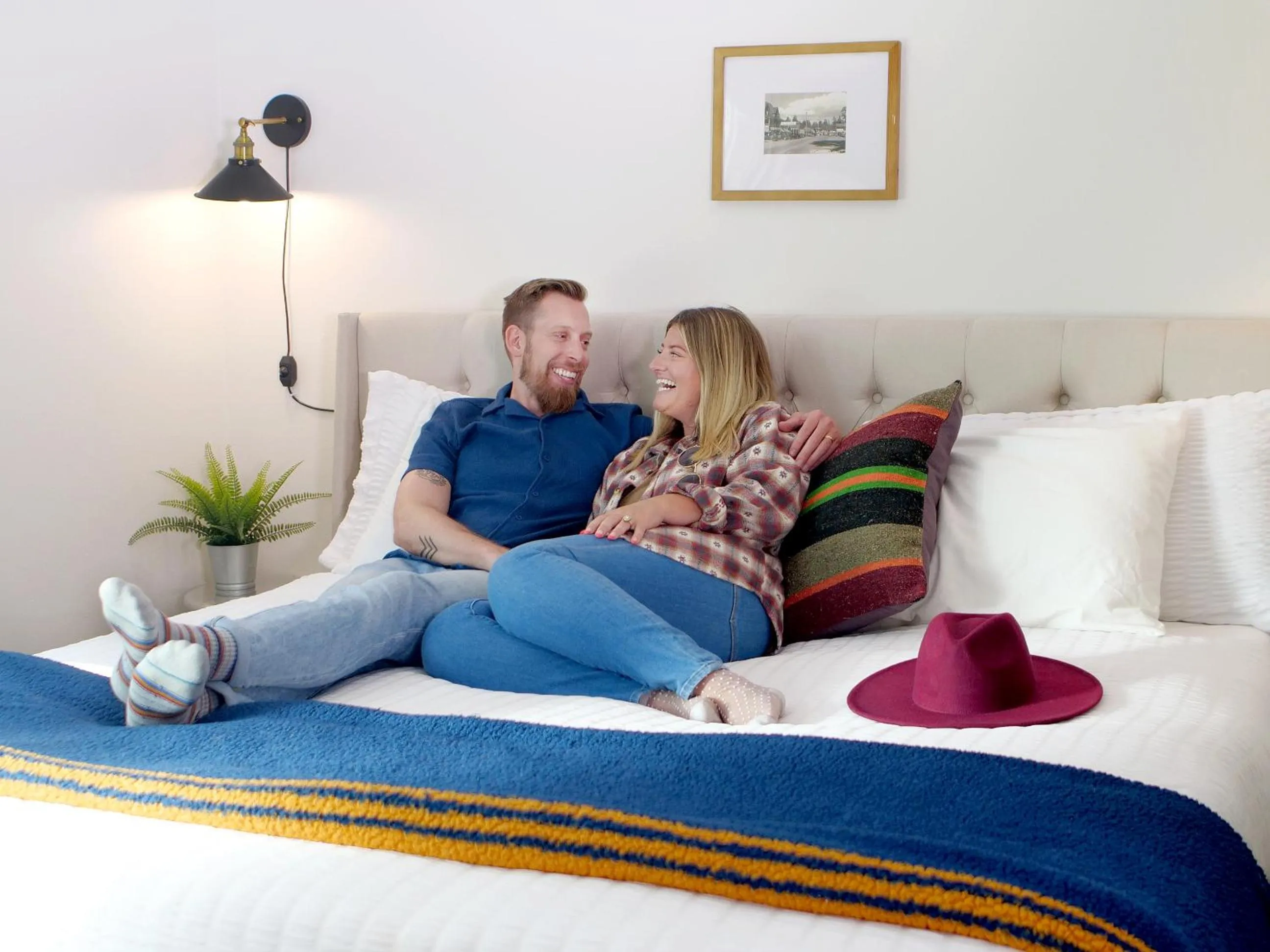 People, Bed in Sierra Blue Hotel & Swim Club