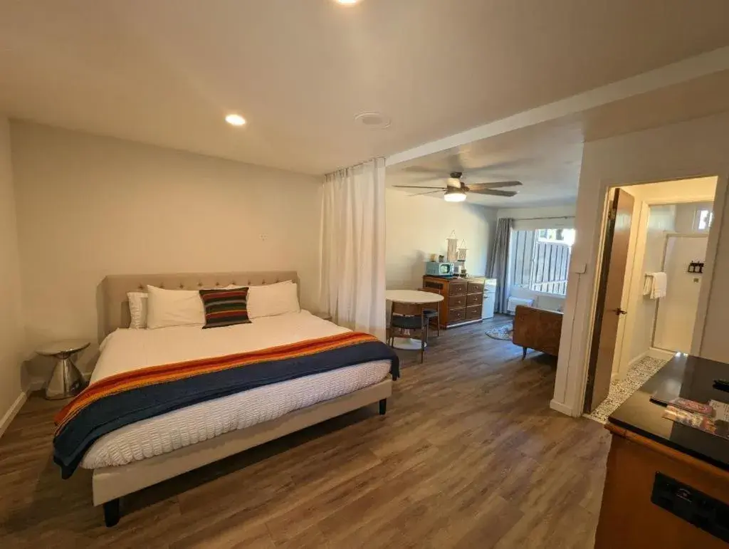 Bed in Sierra Blue Hotel & Swim Club Bed in Sierra Blue Hotel & Swim Club