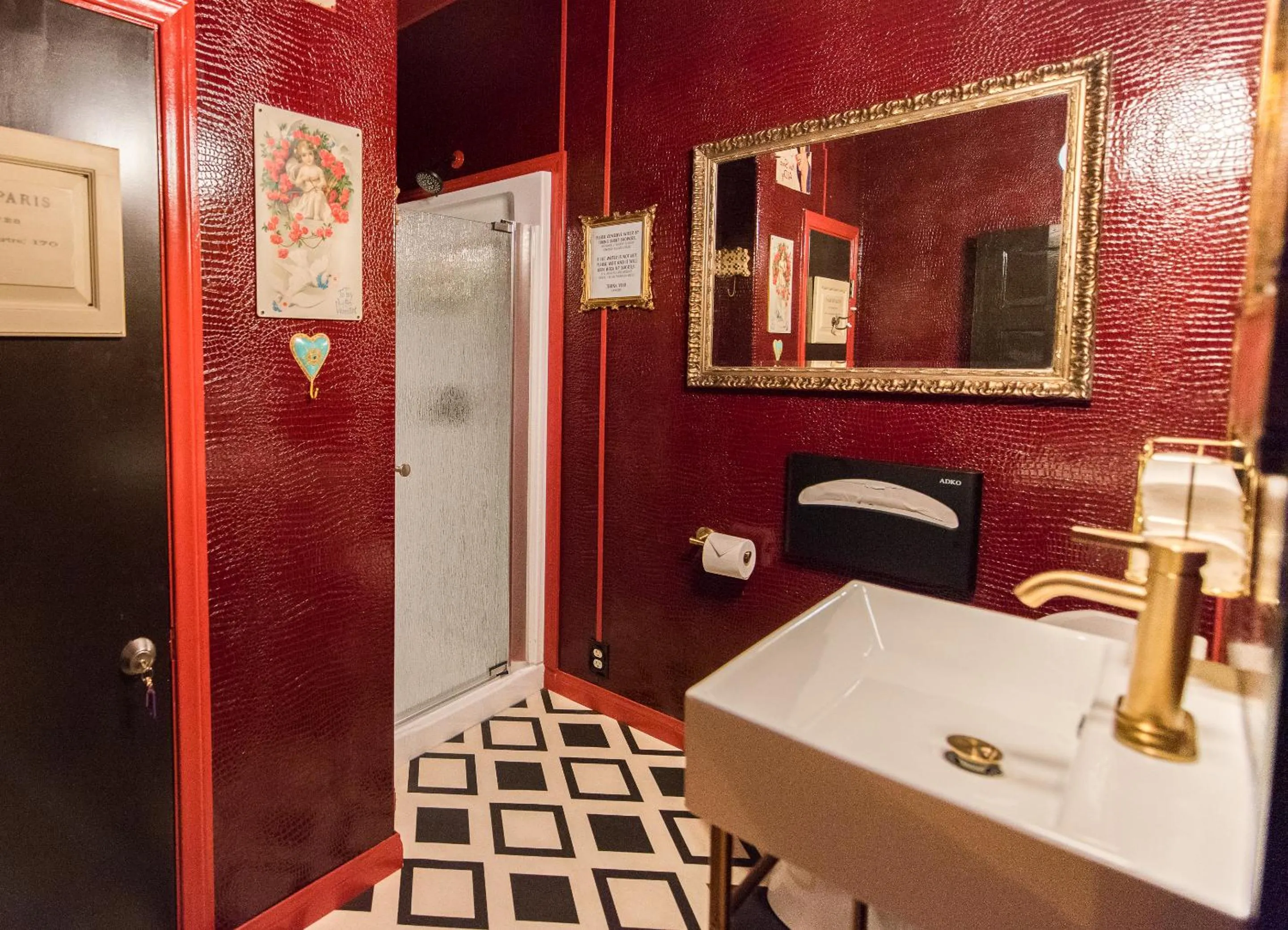 Shower, Bed in The Rosemary