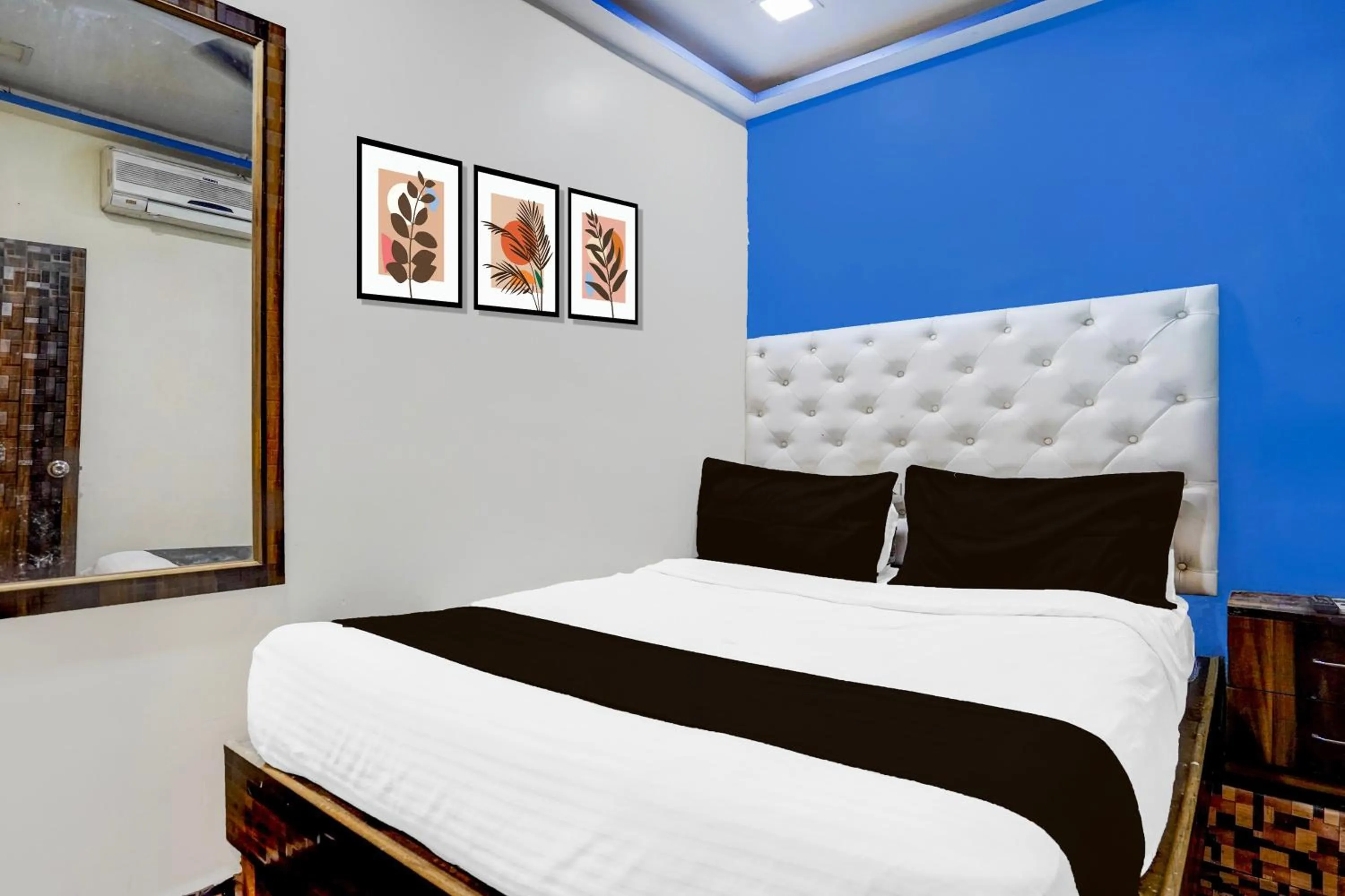 Bedroom, Bed in Hotel O The Om Sai Residency