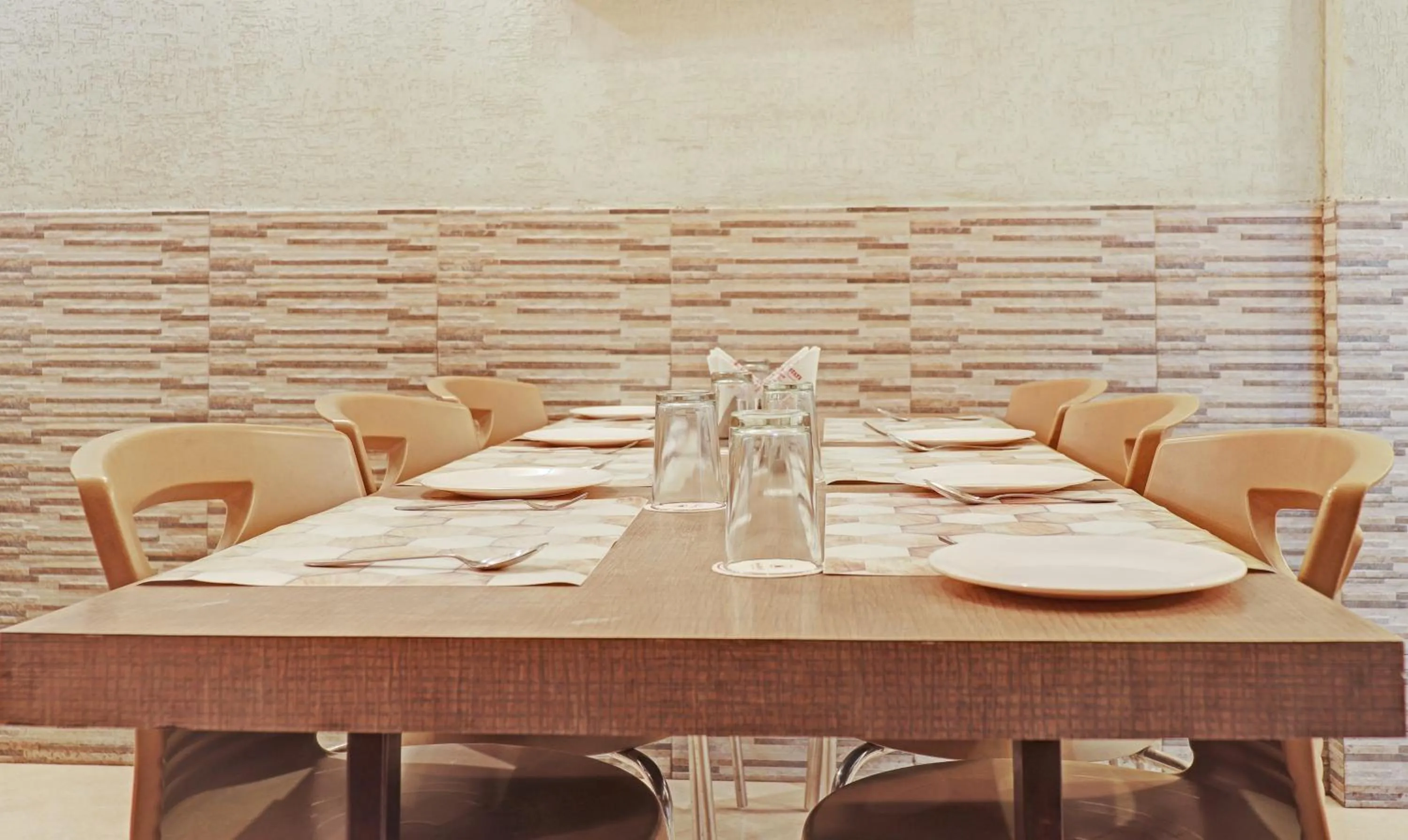 Restaurant/places to eat in Treebo Elite City Upper Bazar