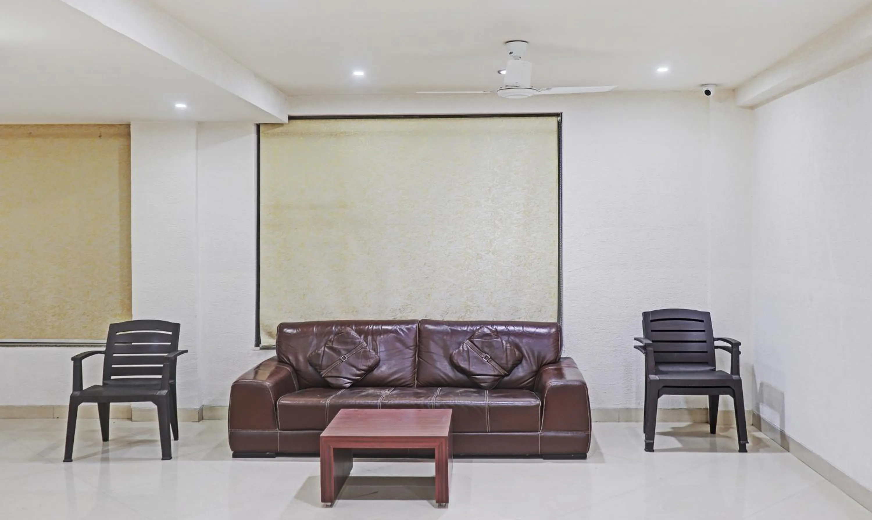 Seating area in Treebo Elite City Upper Bazar