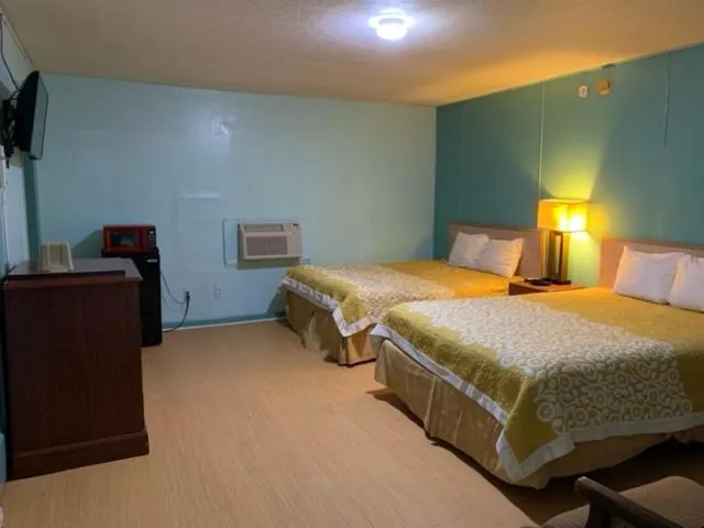 Bed in LAMPLIGHTER INN