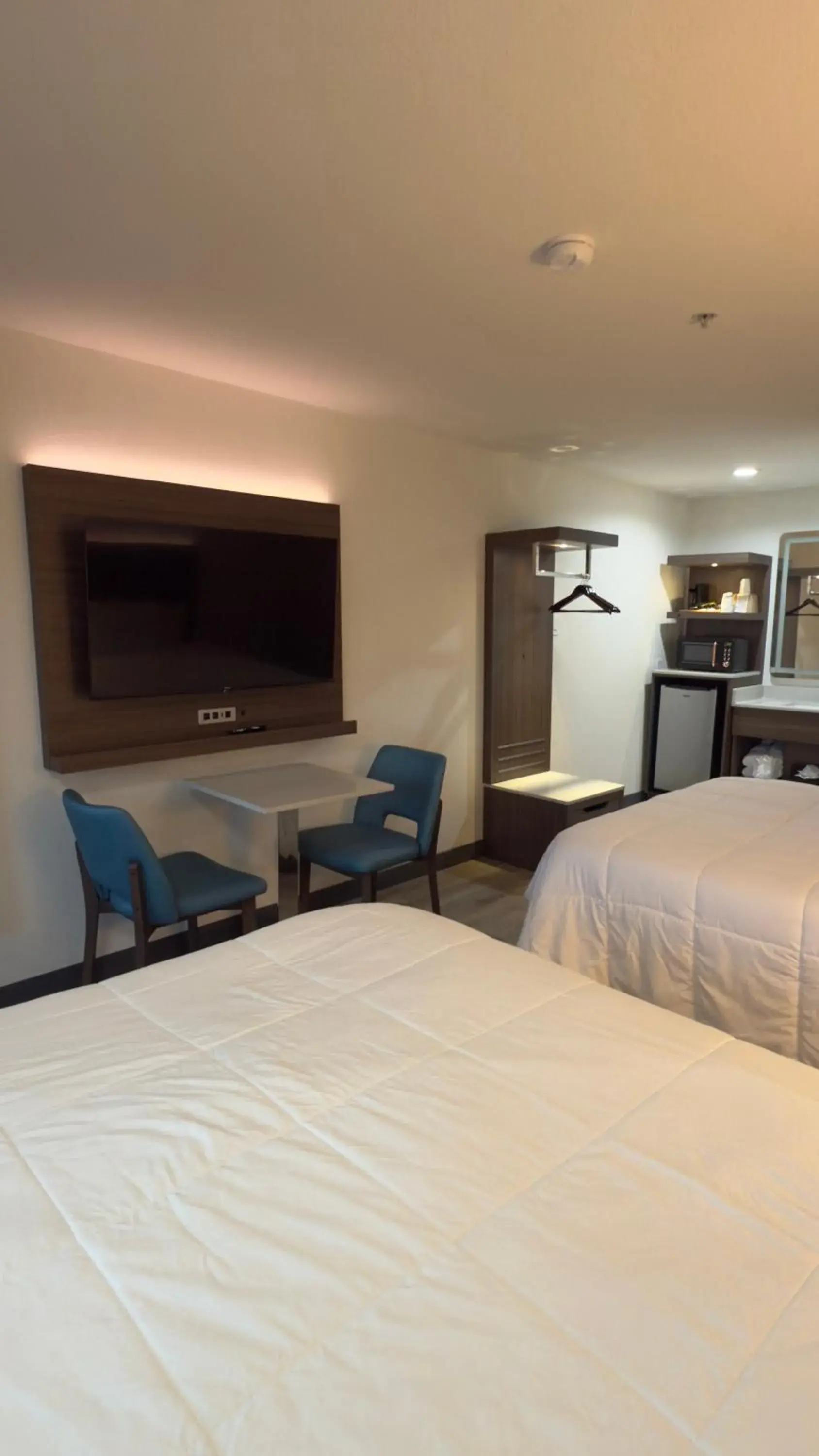 Bedroom, Bed in Mission Inn San Luis Obispo Bedroom, Bed in Mission Inn San Luis Obispo