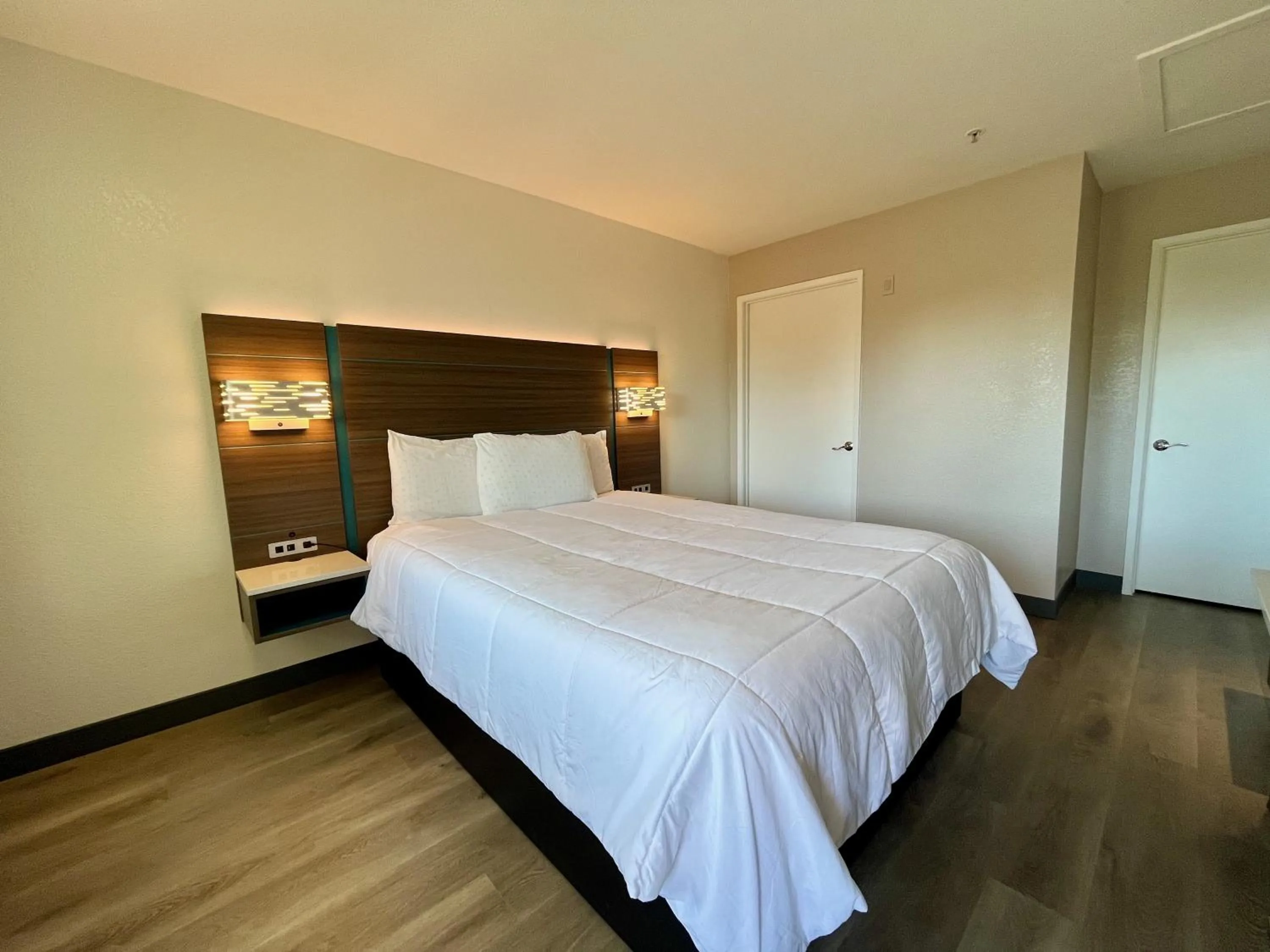 Photo of the whole room, Bed in Mission Inn San Luis Obispo