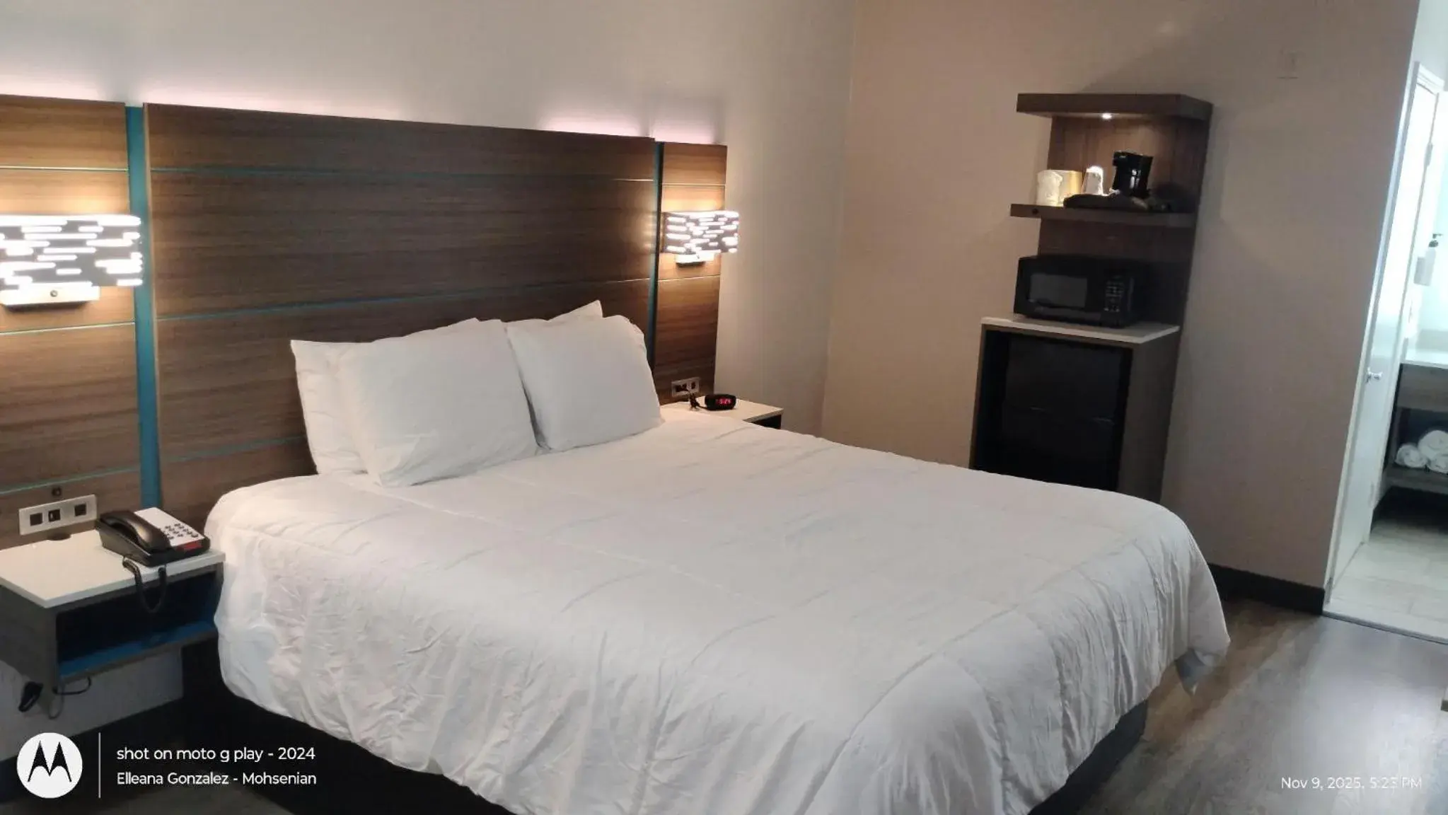 Bed in Mission Inn San Luis Obispo Bed in Mission Inn San Luis Obispo