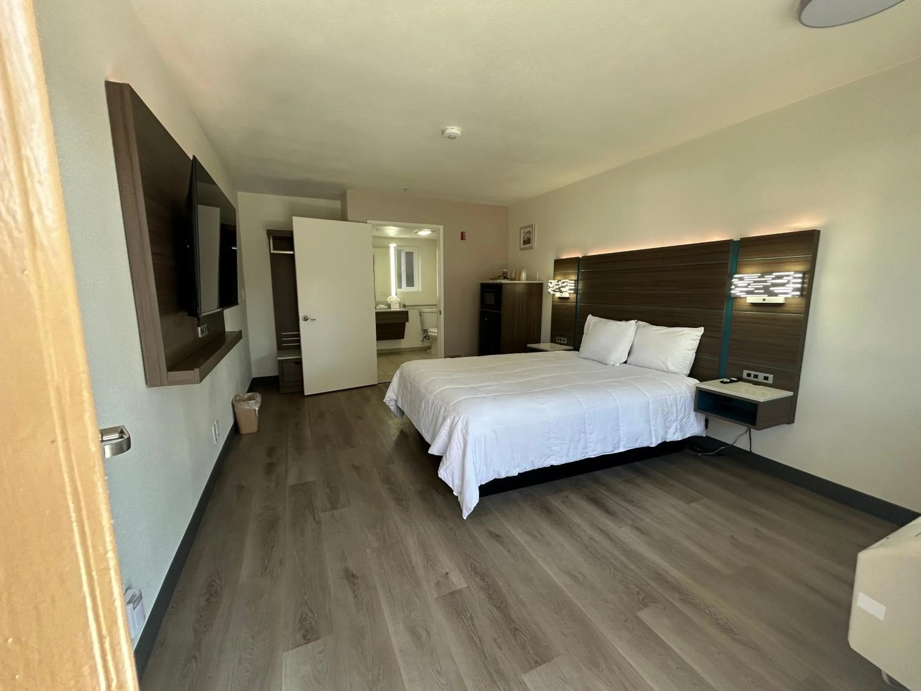 Bed in Mission Inn San Luis Obispo