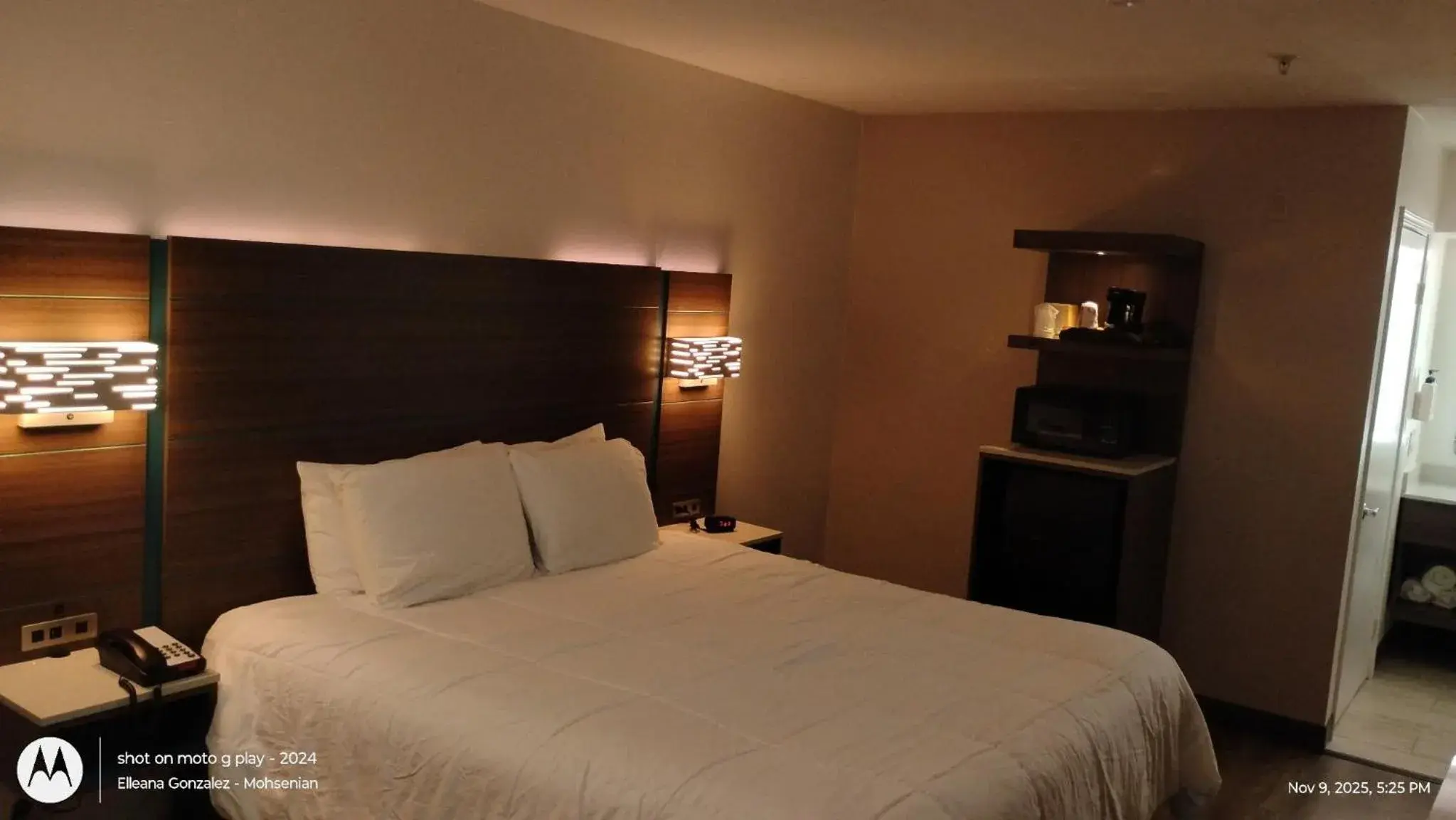 Bed in Mission Inn San Luis Obispo Bed in Mission Inn San Luis Obispo