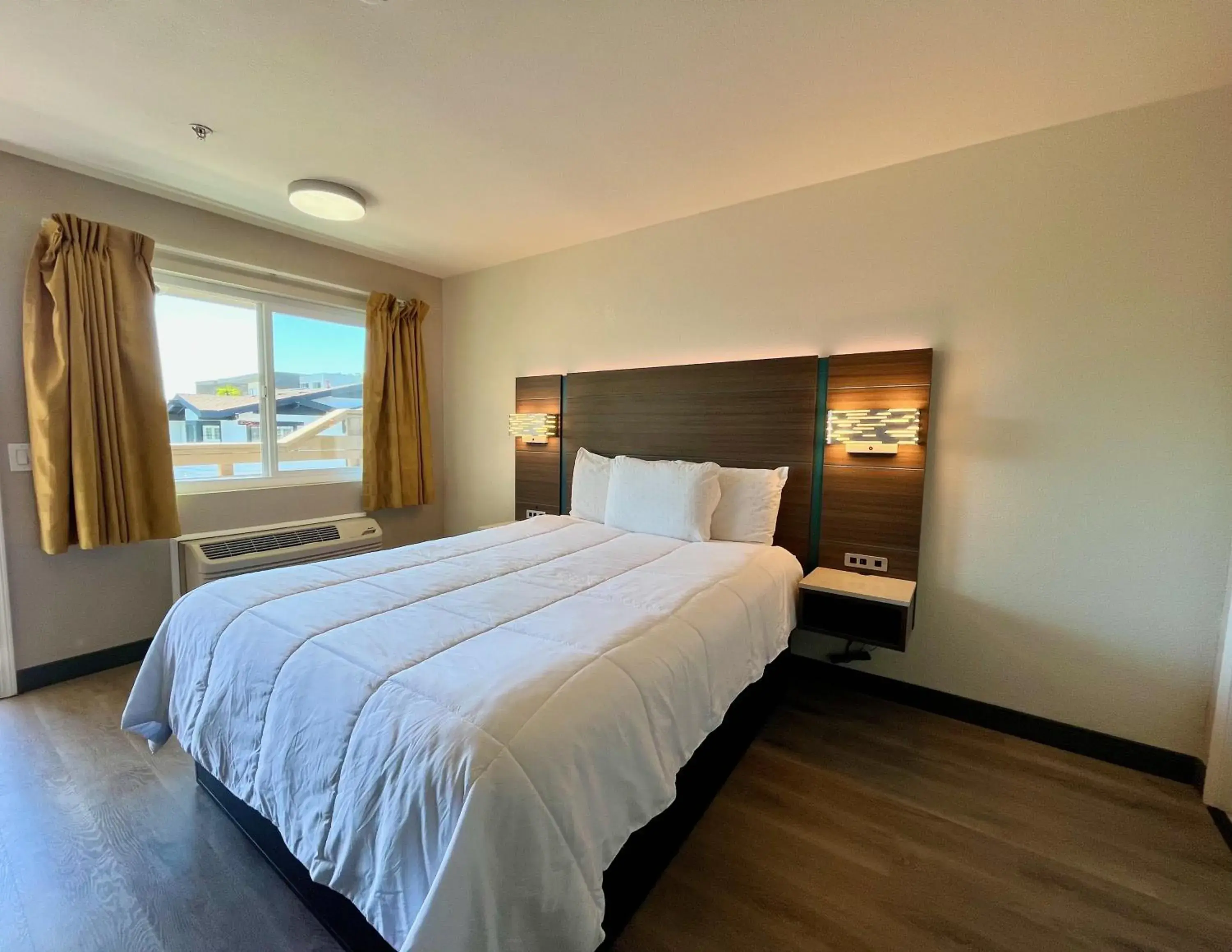 Bed in Mission Inn San Luis Obispo Bed in Mission Inn San Luis Obispo