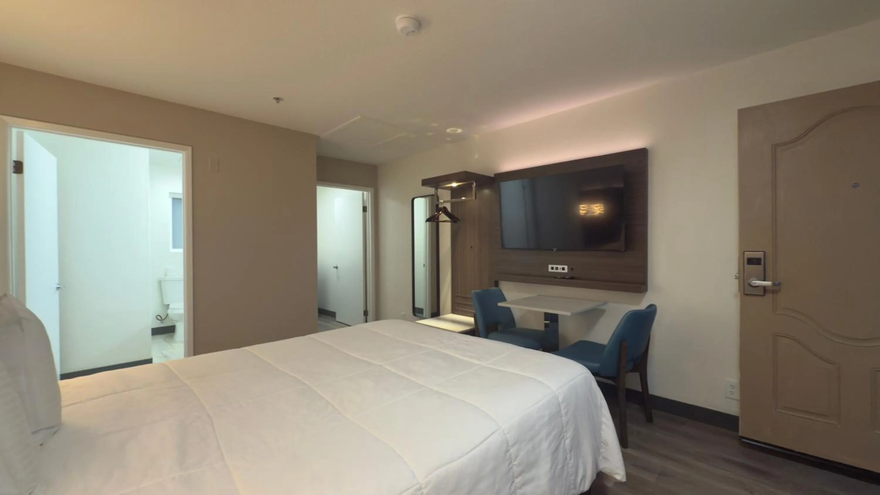 Bedroom, Bed in Mission Inn San Luis Obispo