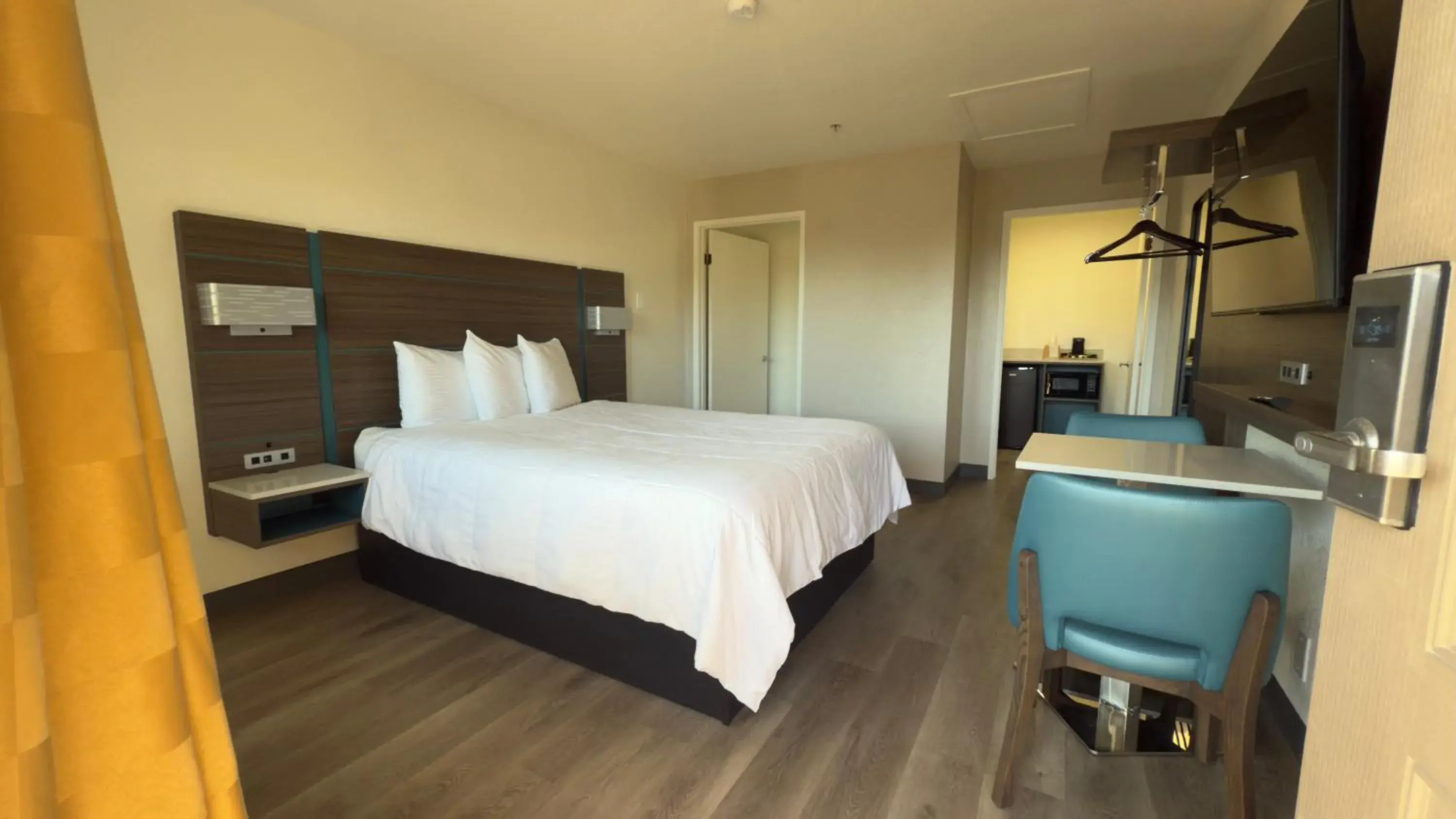 Bed in Mission Inn San Luis Obispo Bed in Mission Inn San Luis Obispo