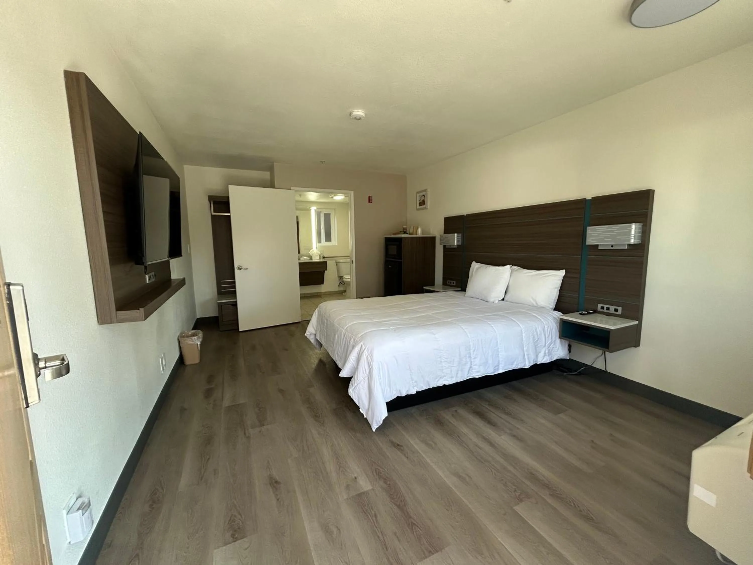 Bed in Mission Inn San Luis Obispo