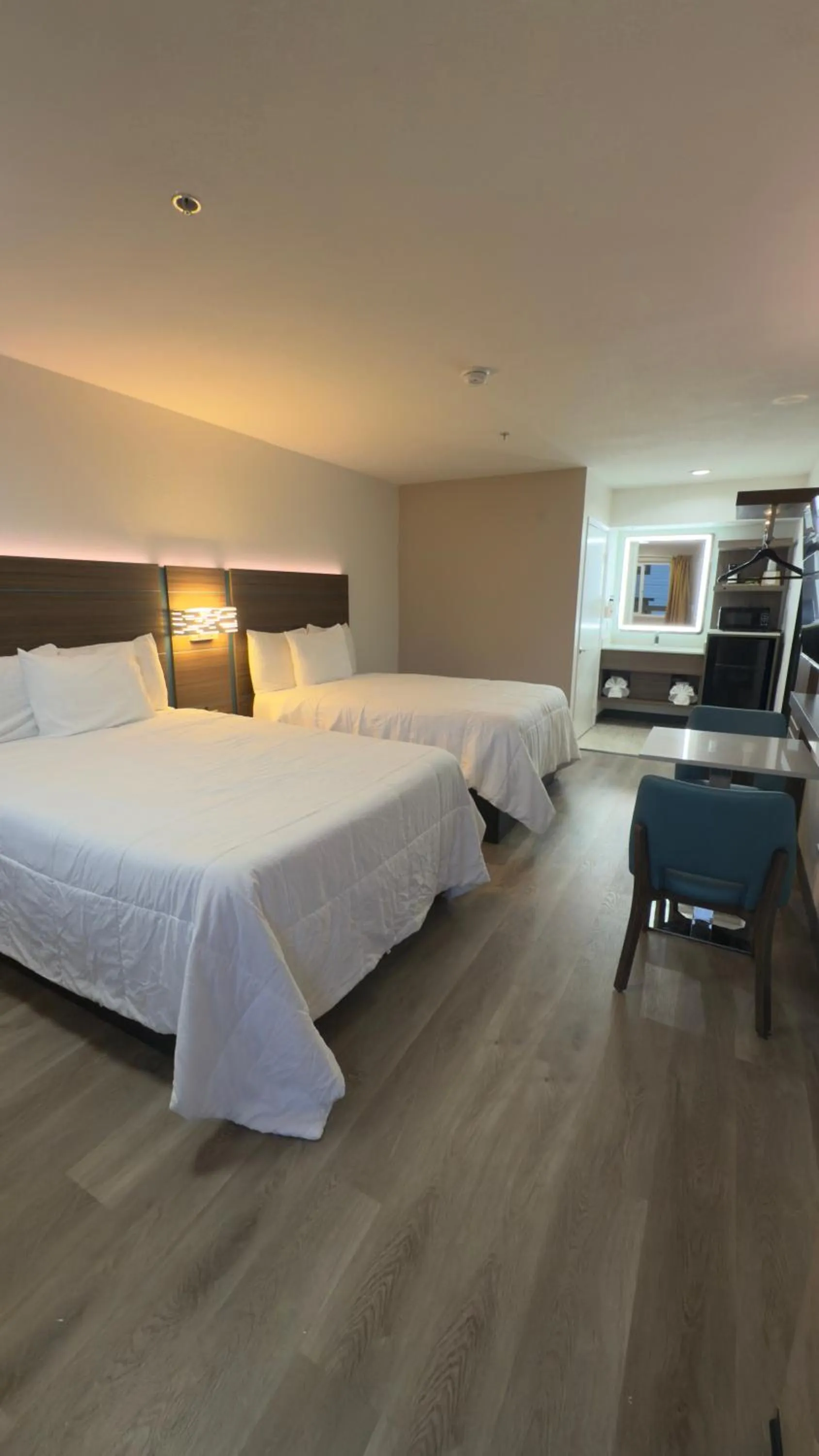 Bedroom, Bed in Mission Inn San Luis Obispo