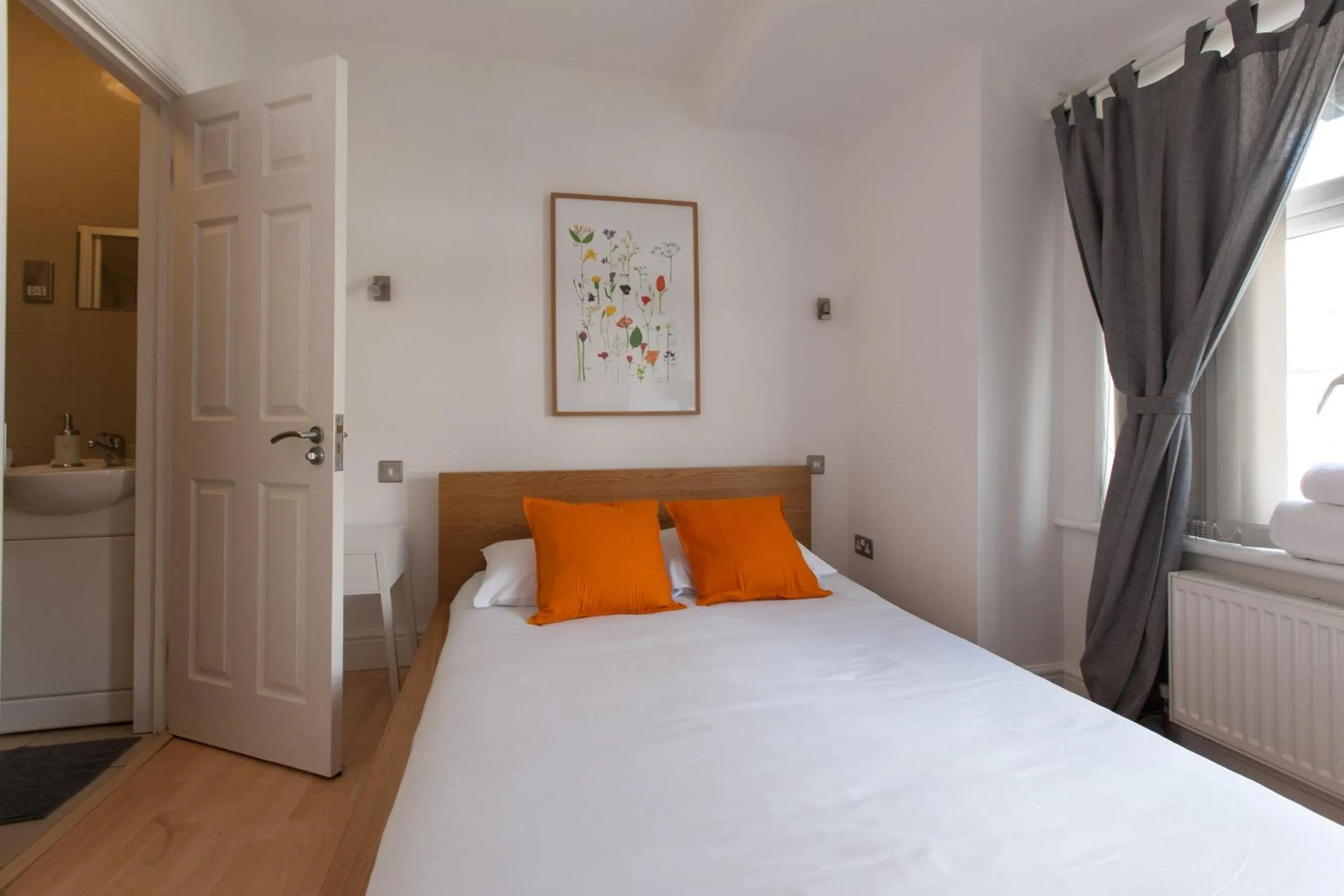 Bed in Tooting Rooms & Studio by PrimeCityHosts