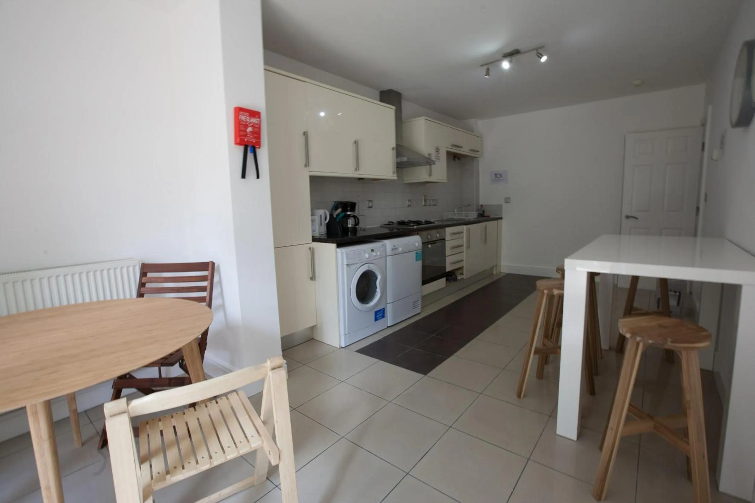 Communal kitchen in Tooting Rooms & Studio by PrimeCityHosts