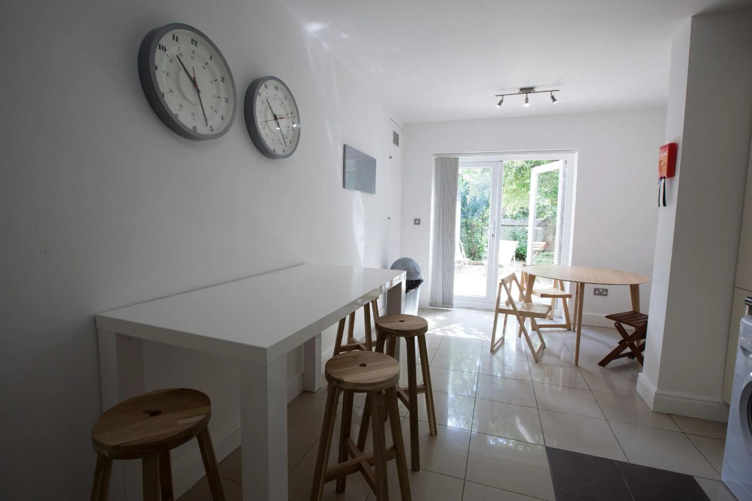 Dining area in Tooting Rooms & Studio by PrimeCityHosts